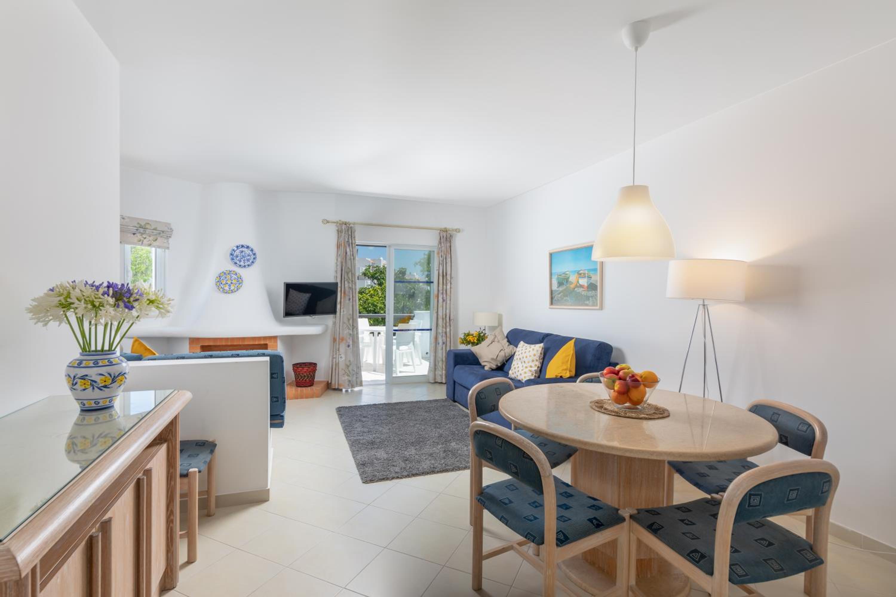 Superior Three-Bedroom Apartment thumbnail 6