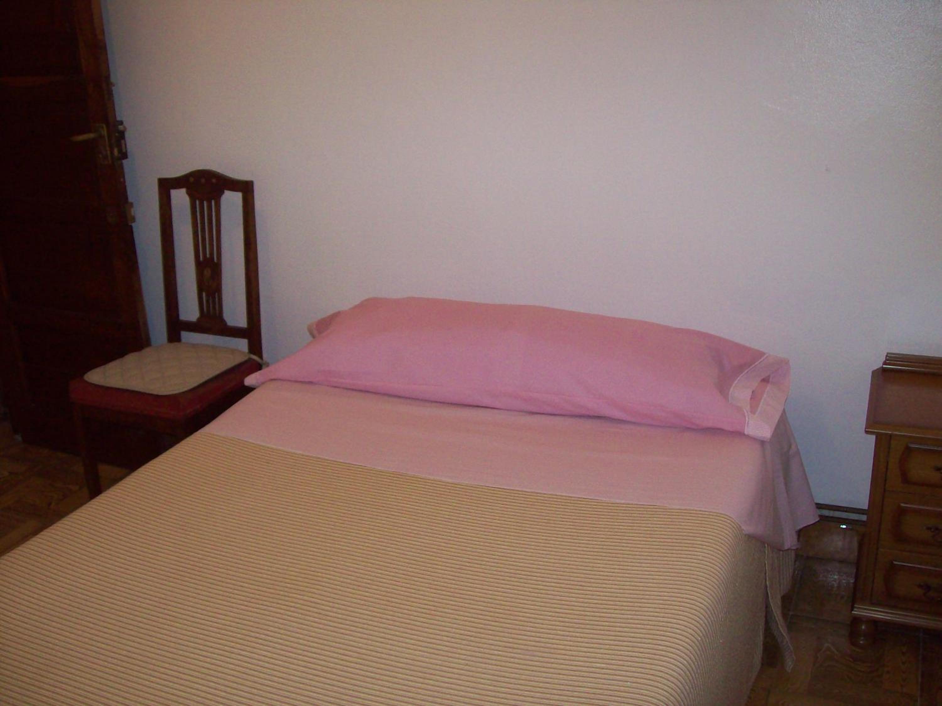 Habitación individual con baño privado externo.