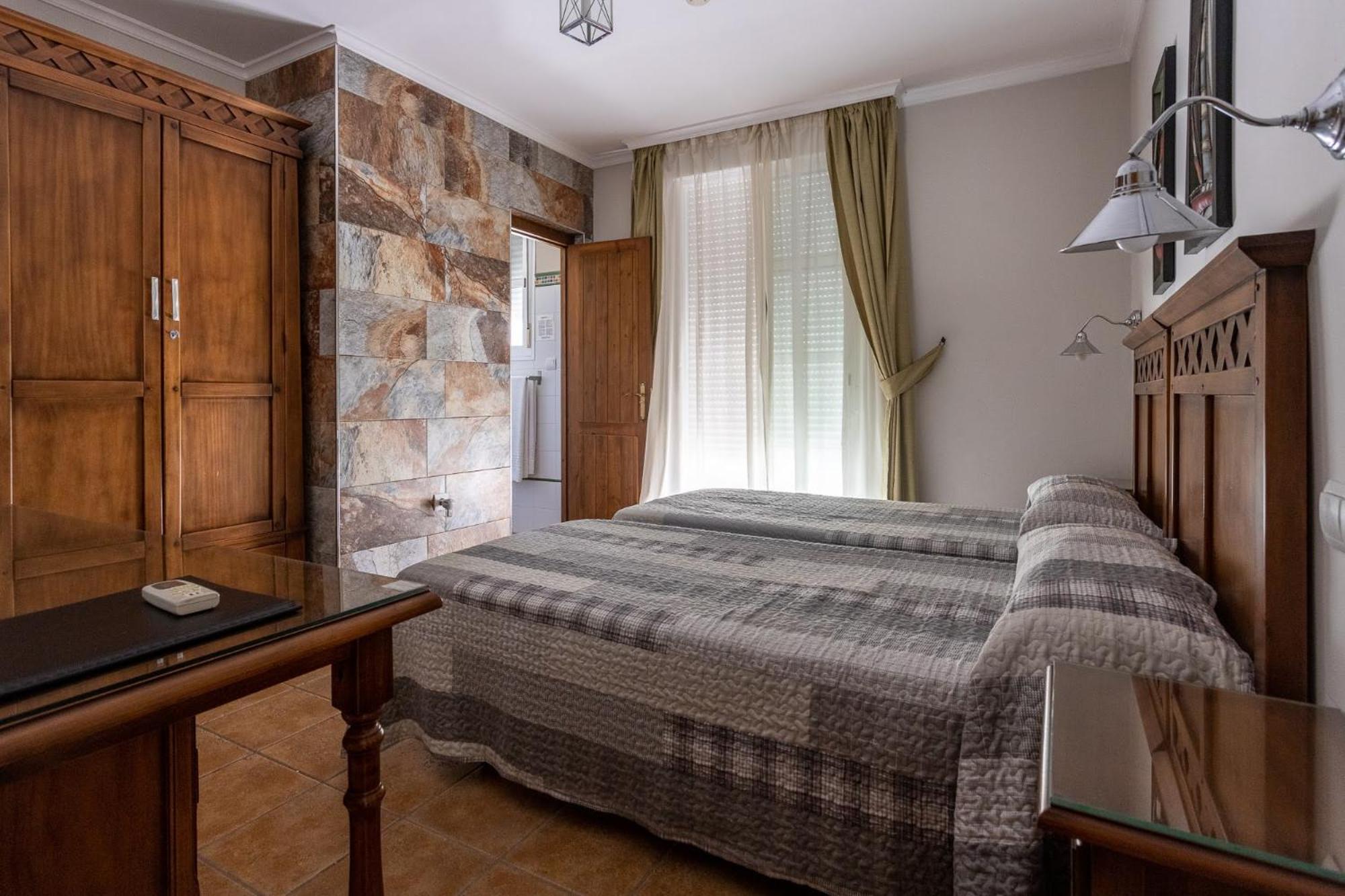 Twin Room - Photo 3