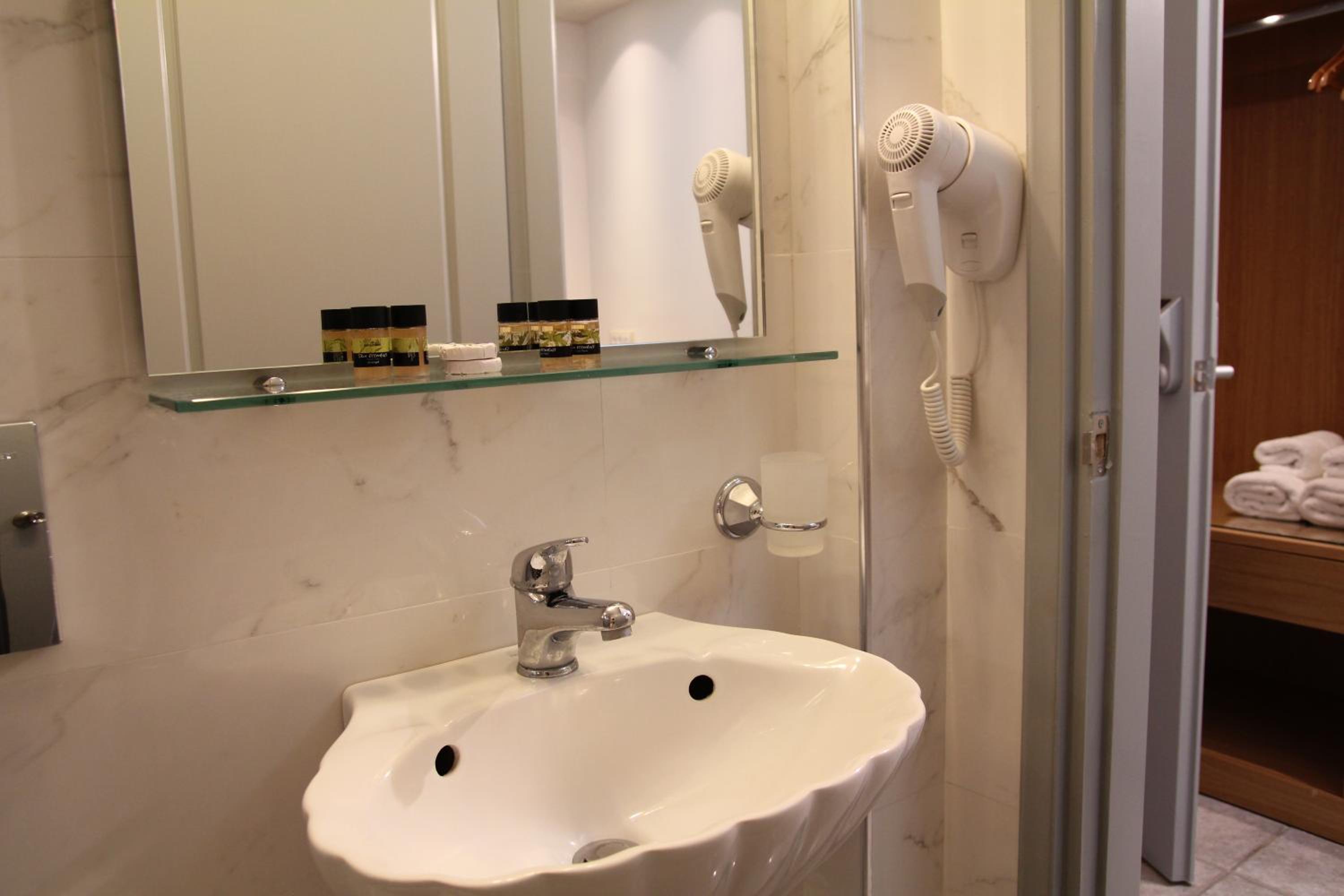 Budget Double Room - Photo 6
