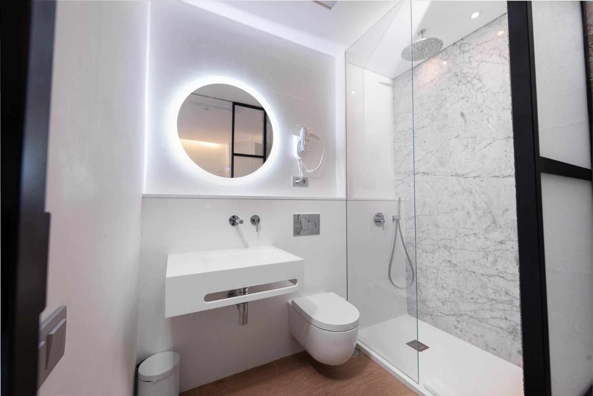 Double or Twin Room - Photo 4