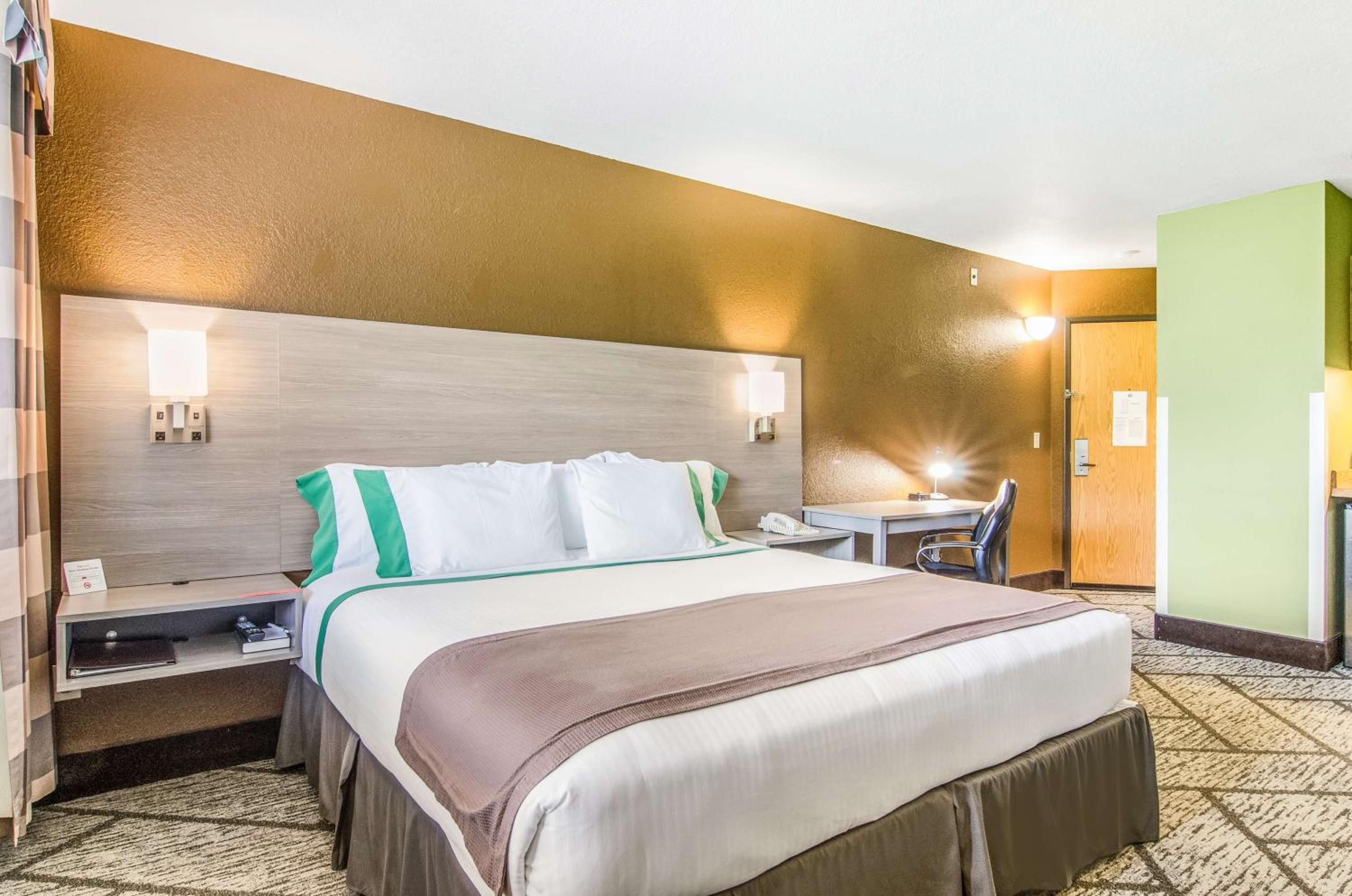 King Suite with Kitchenette - Non-Smoking - Photo 3