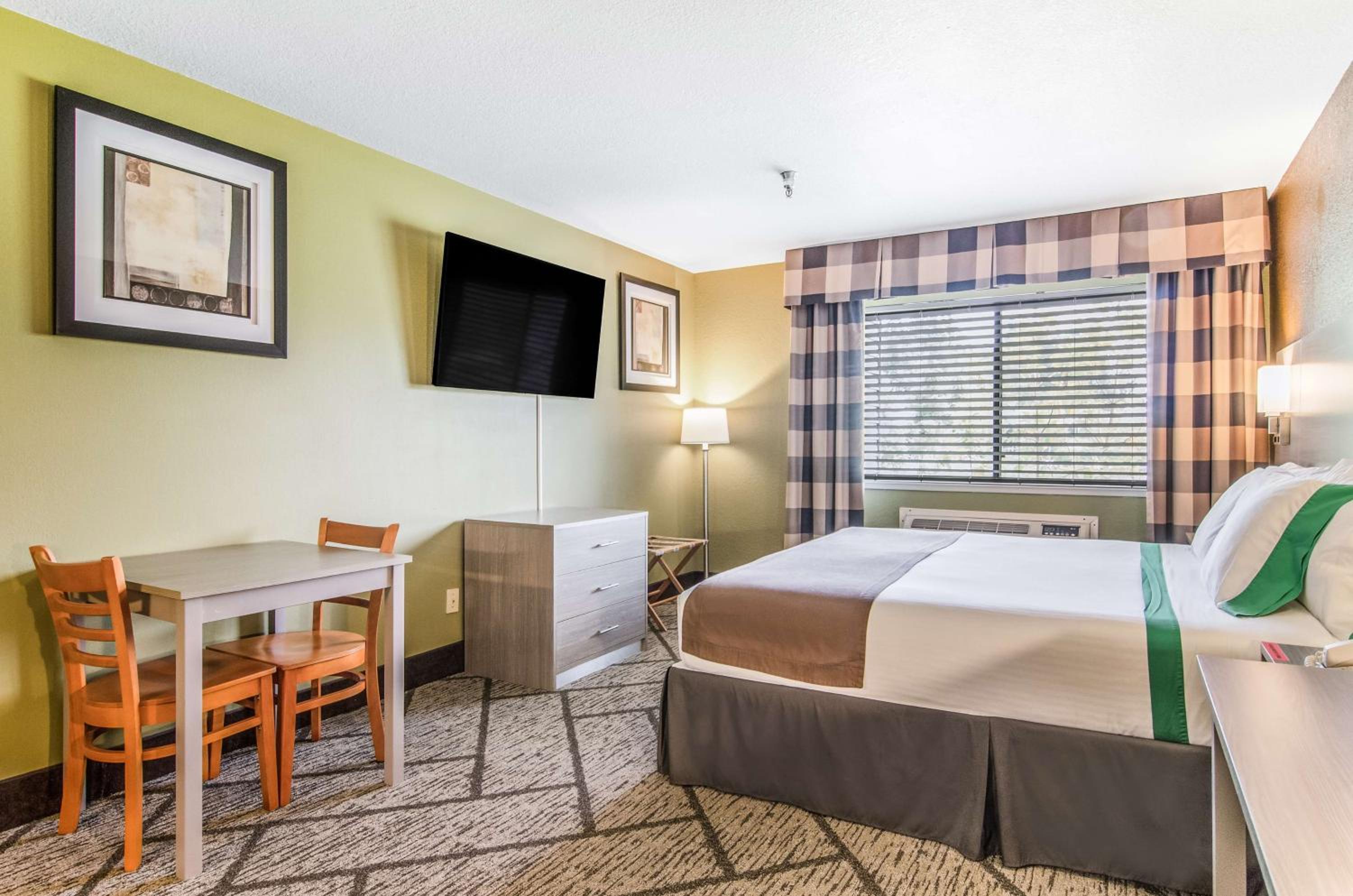 King Suite with Kitchenette - Non-Smoking - Photo 1