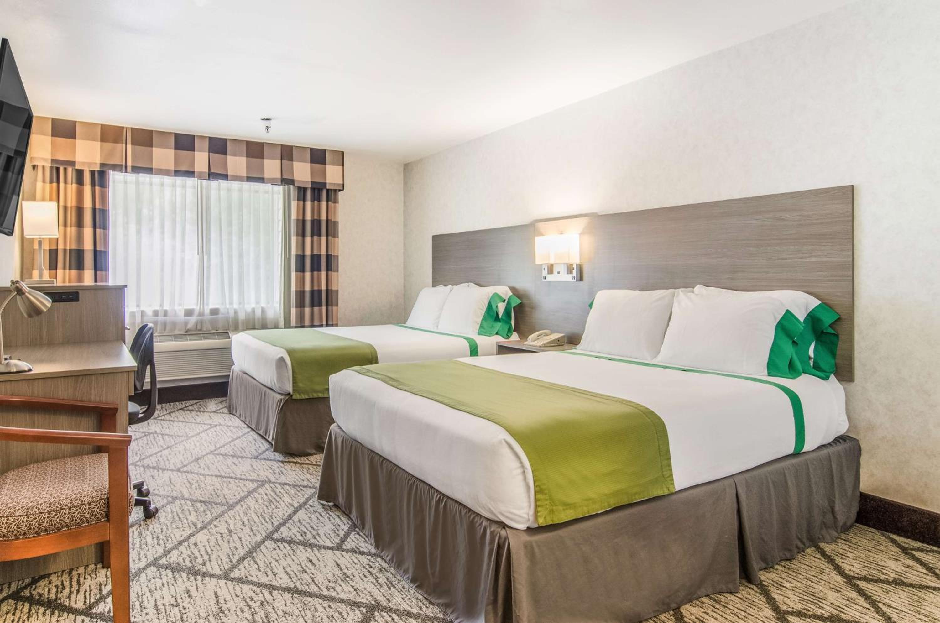 Queen Room with Two Queen Beds - Photo 3