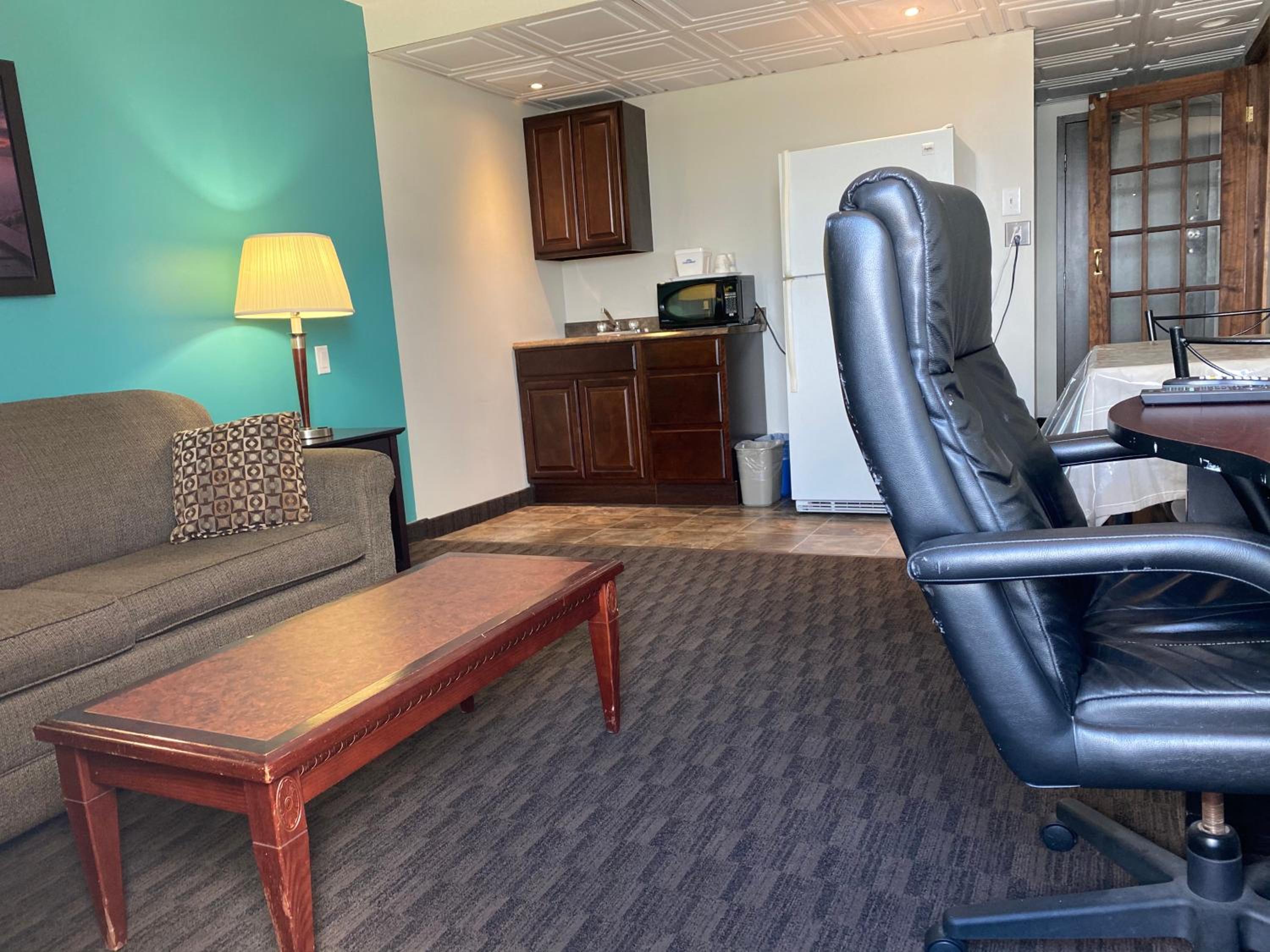 Queen Suite - Non-Smoking - Photo 11