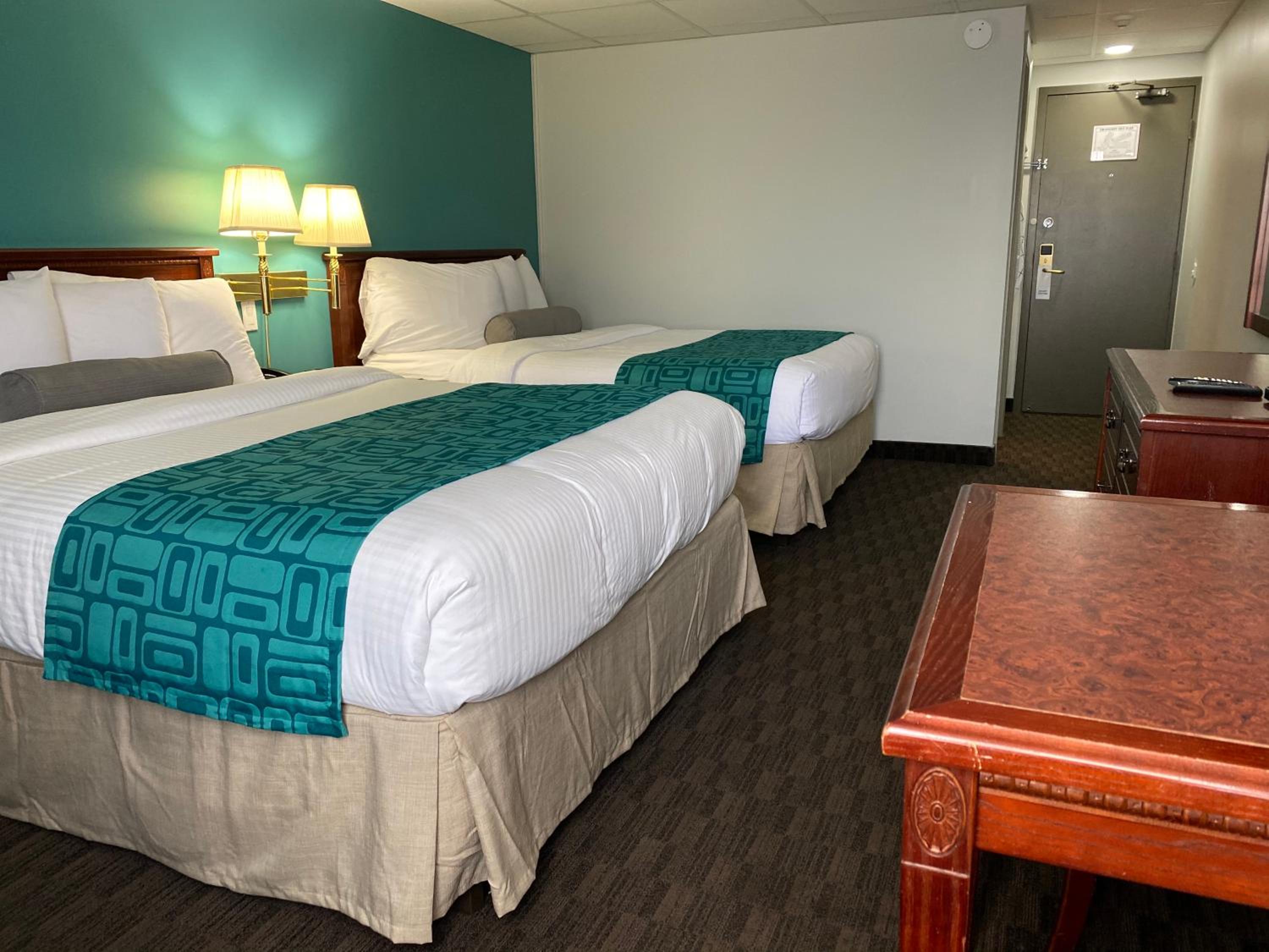 Queen Room with Two Queen Beds - Non-Smoking - Photo 11