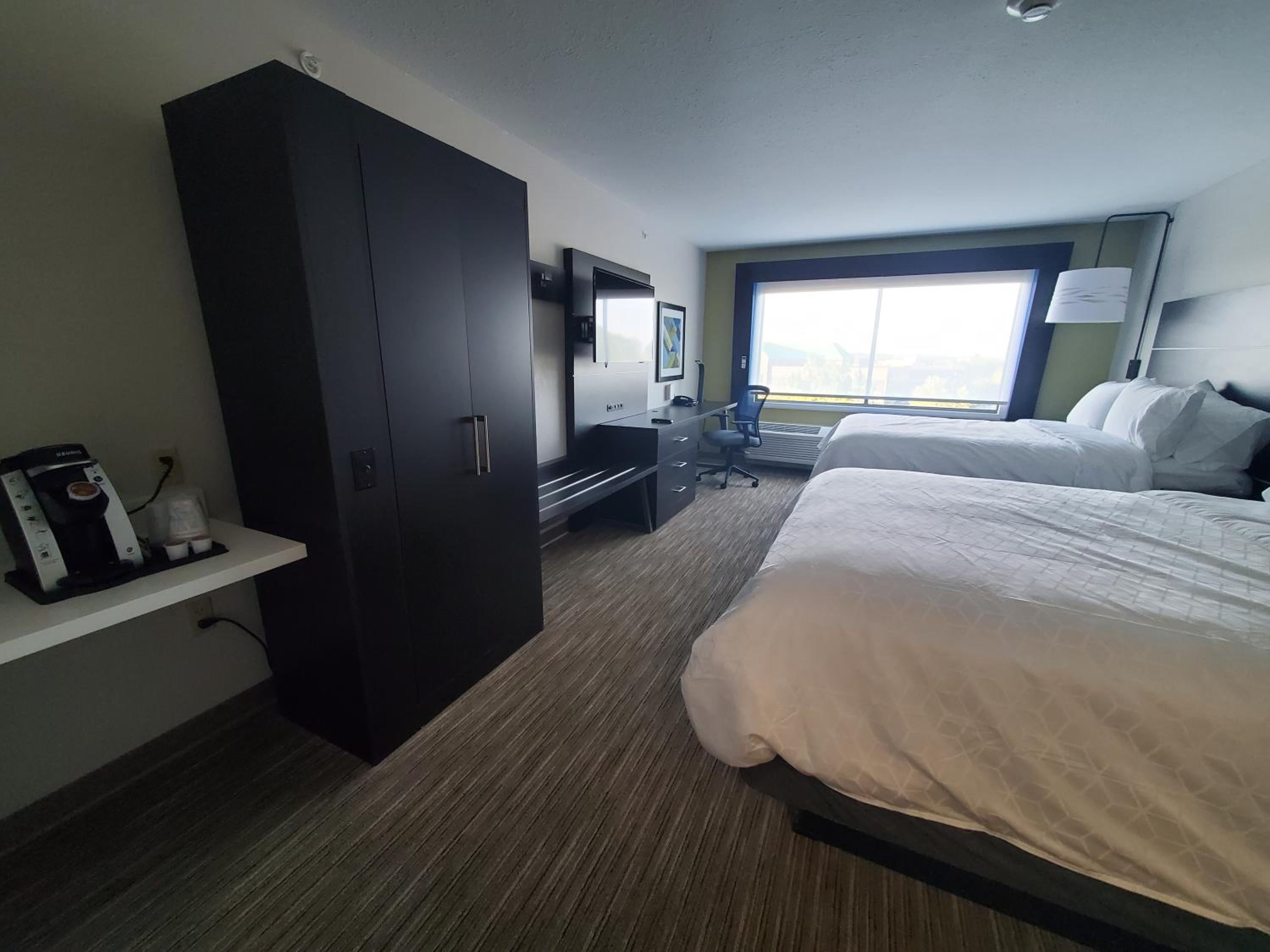 Standard Queen Room with Two Queen Beds - Communications Accessible - Photo 4