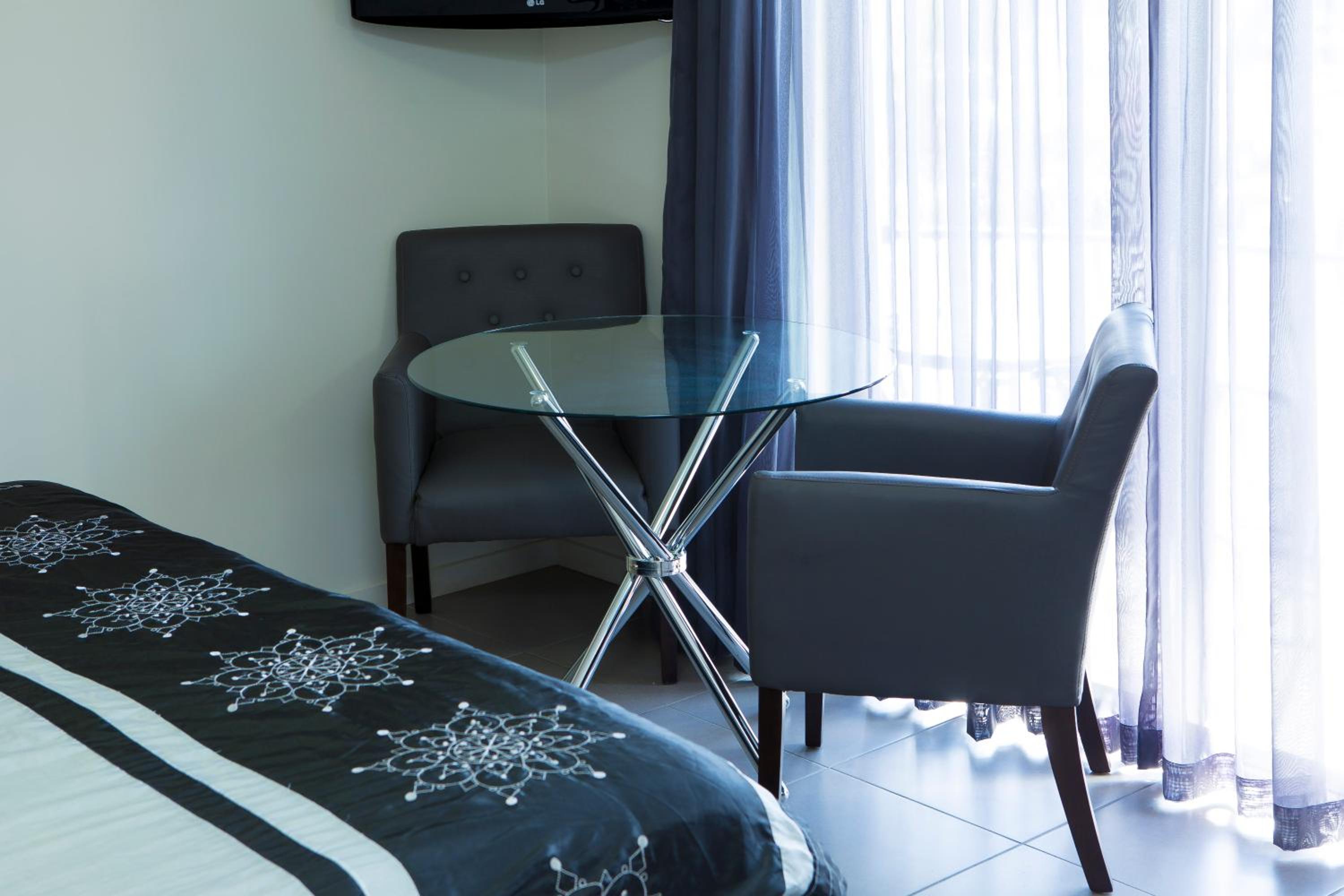 Queen Room with Kitchenette - Photo 4