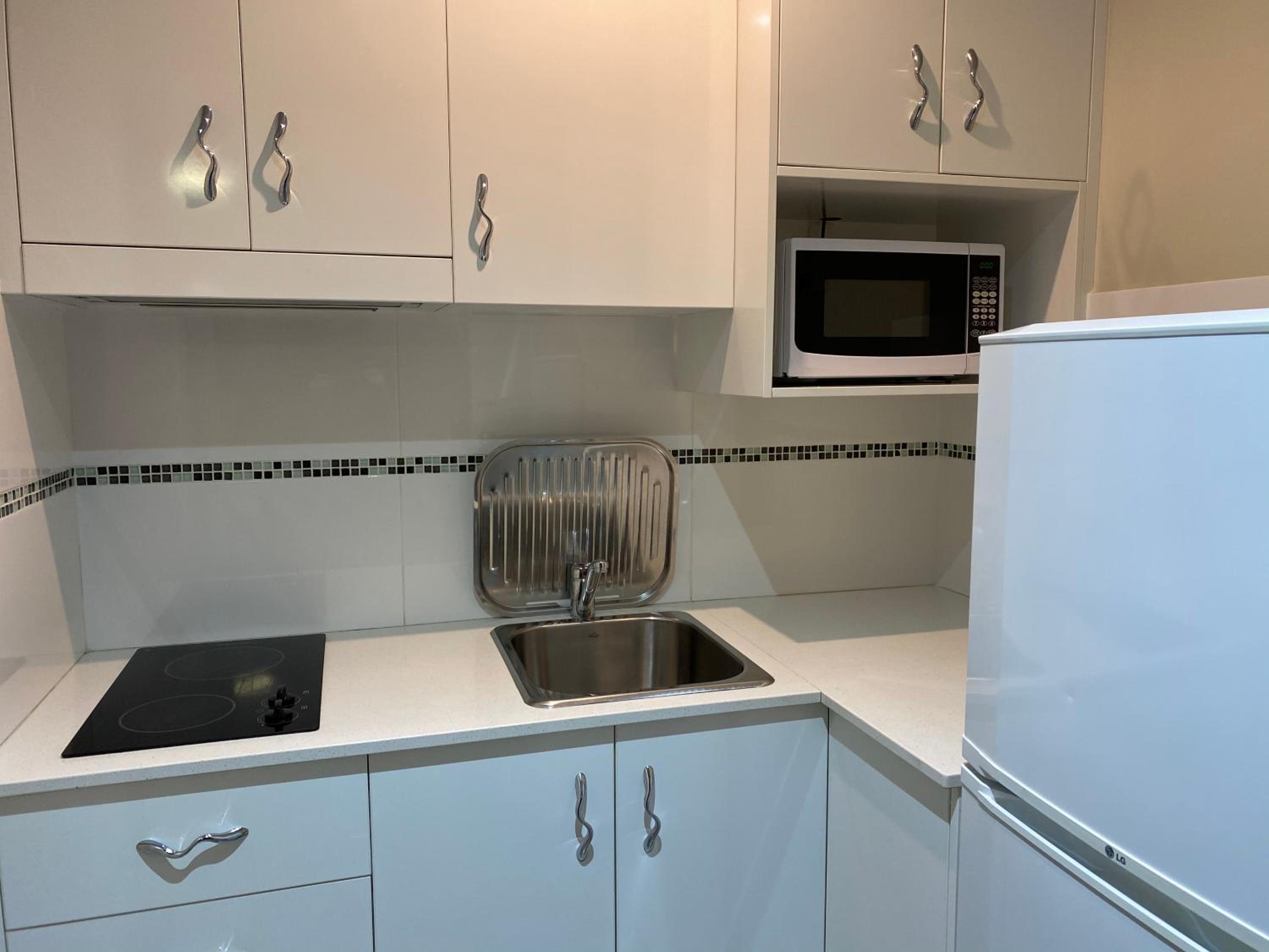 Queen Room with Kitchenette - Photo 7
