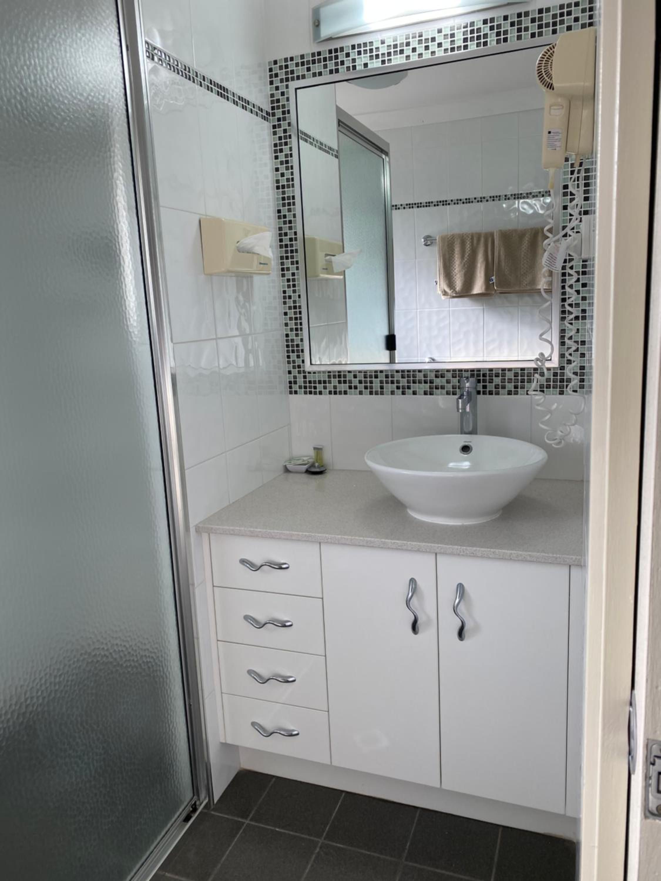 Queen Room with Kitchenette - Photo 5