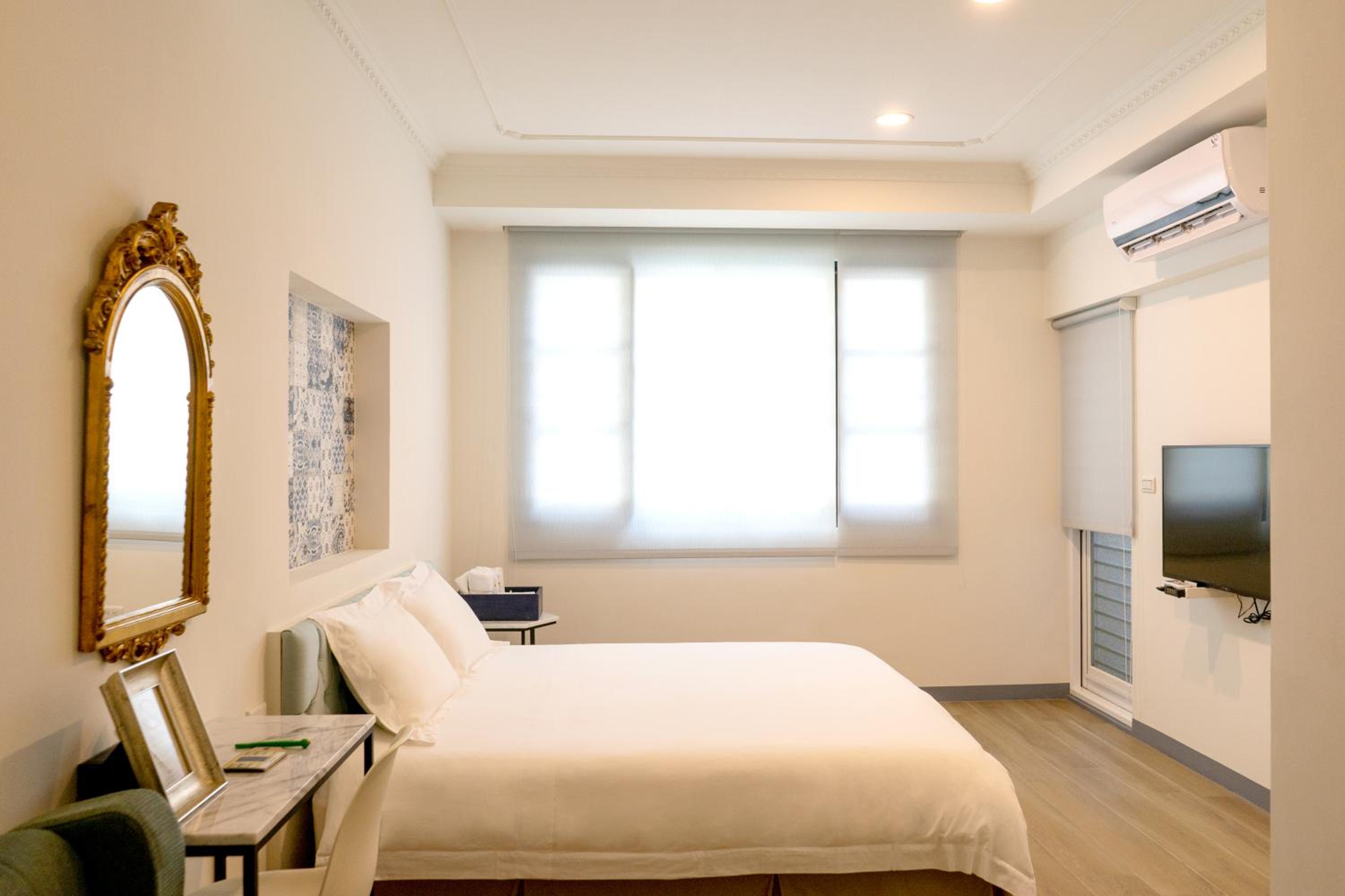 Deluxe Double Room - Photo 8