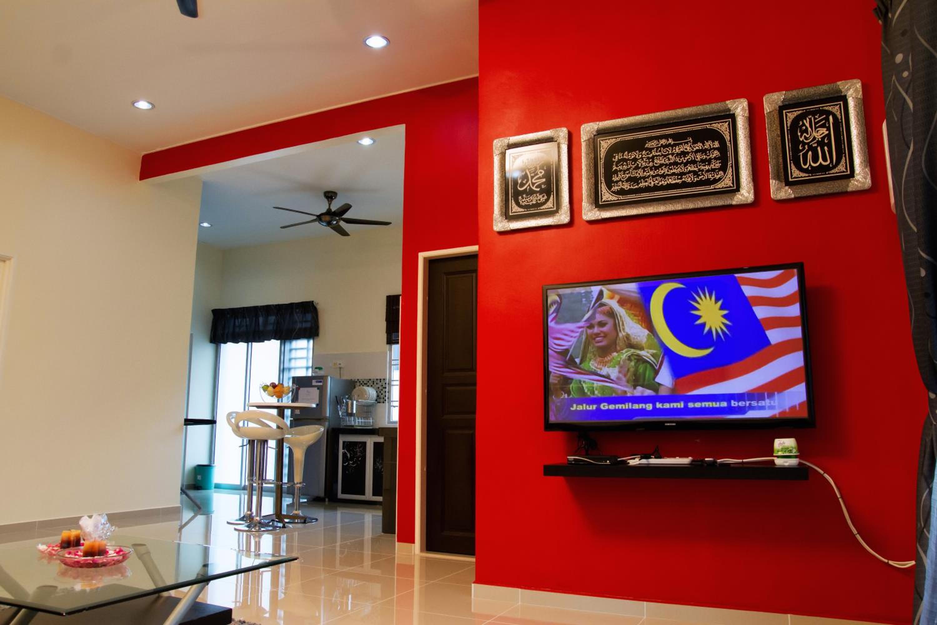 Three-Bedroom House photo 3