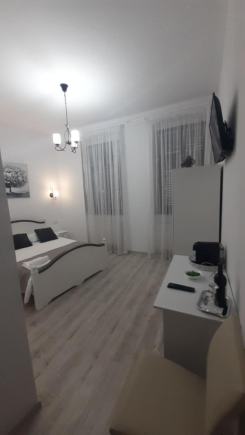 Double Room - Photo 9