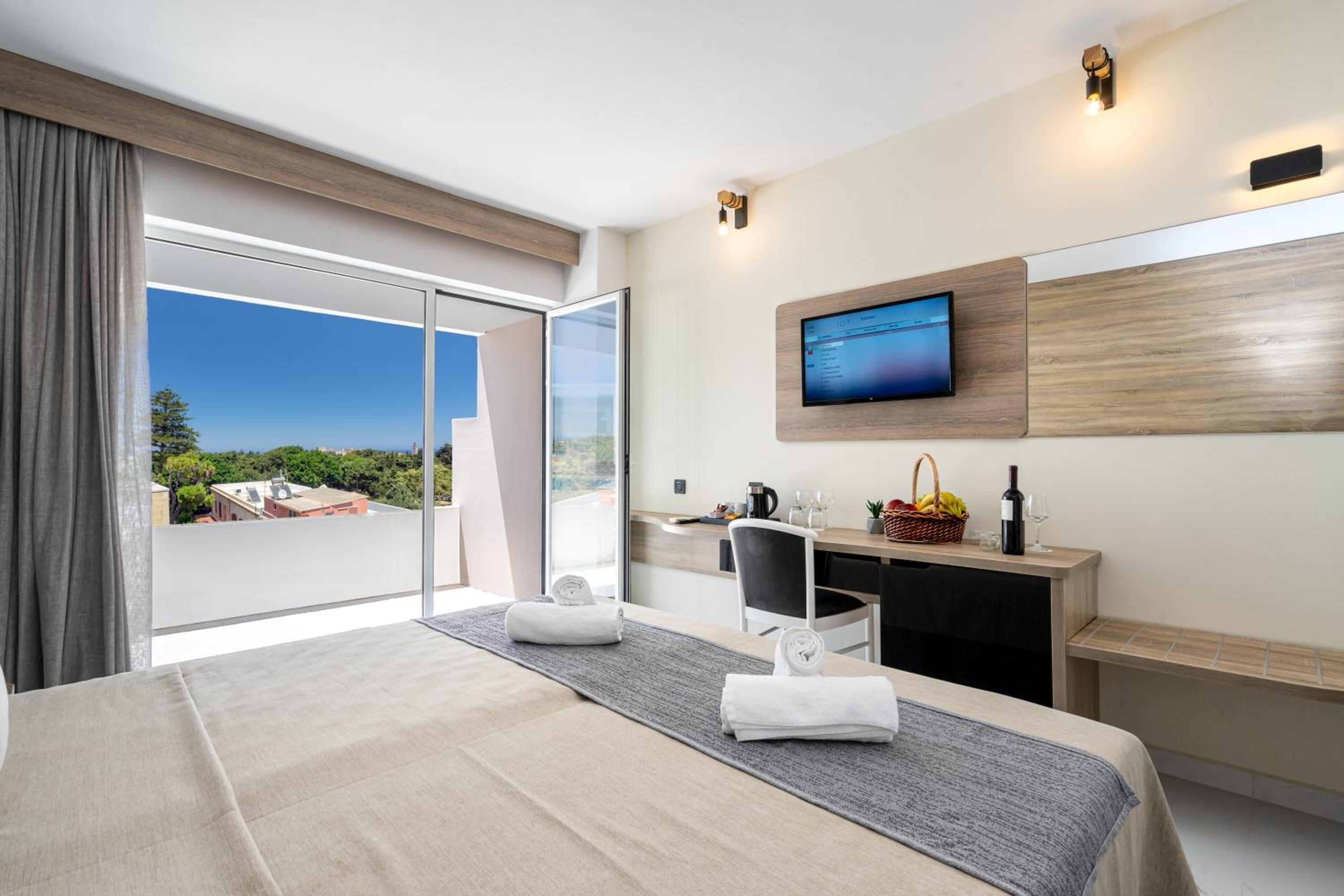 Suite - Photo 1