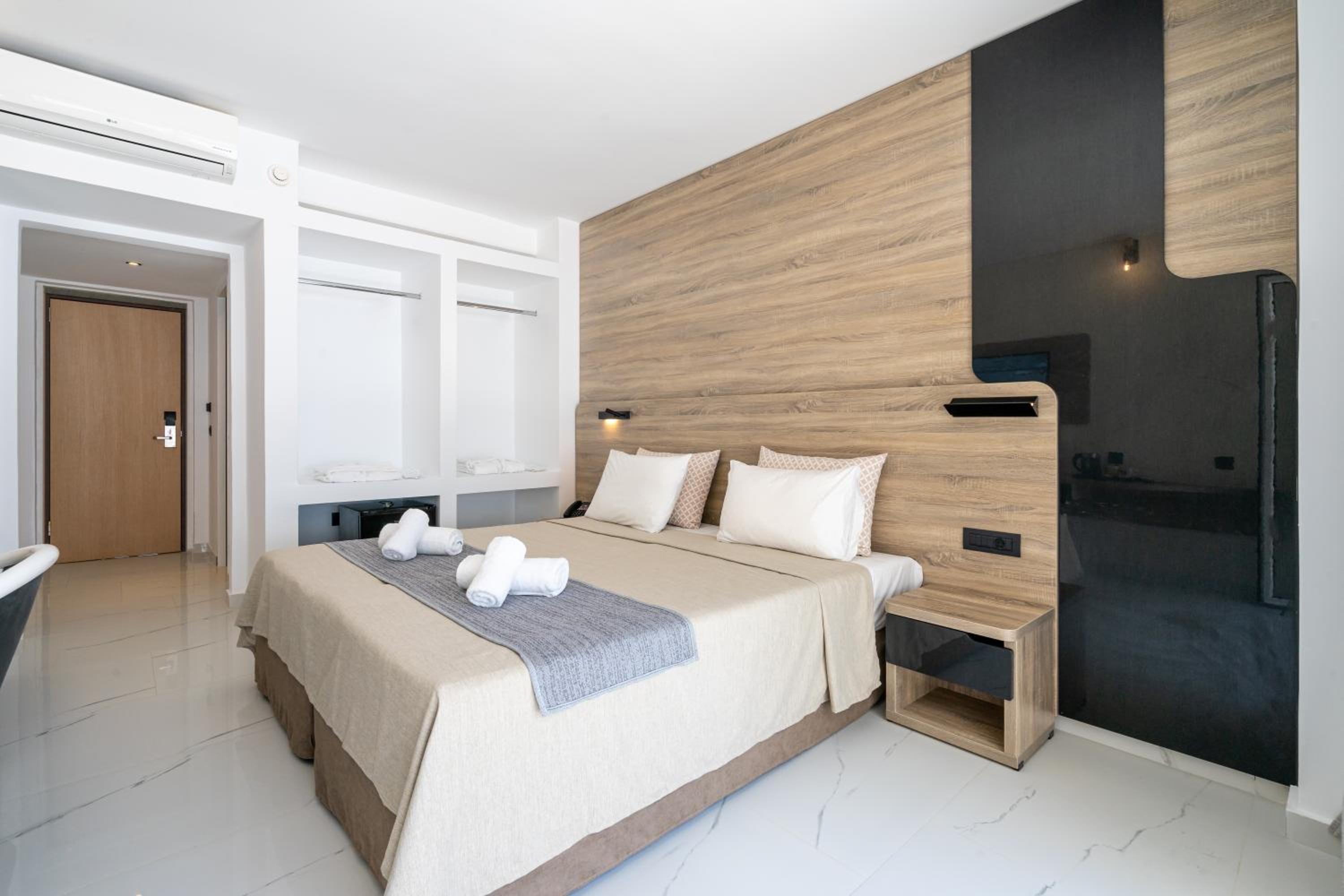 Suite - Photo 13