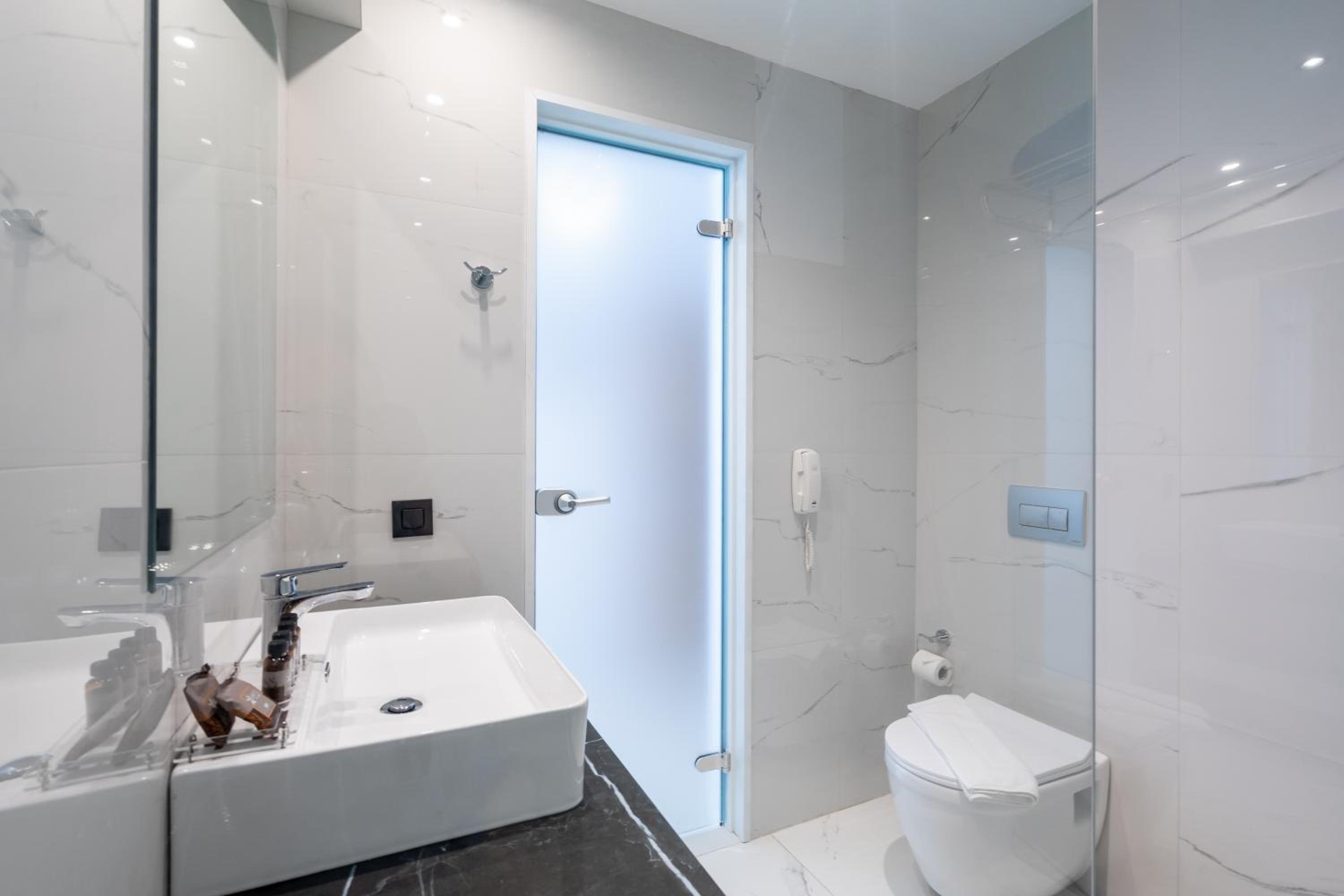 Suite - Photo 15