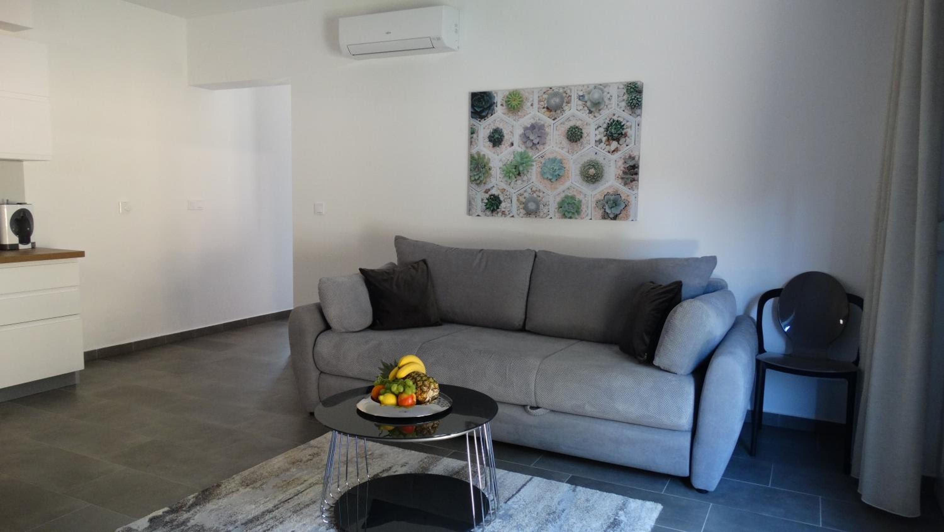 One-Bedroom Apartment photo 1