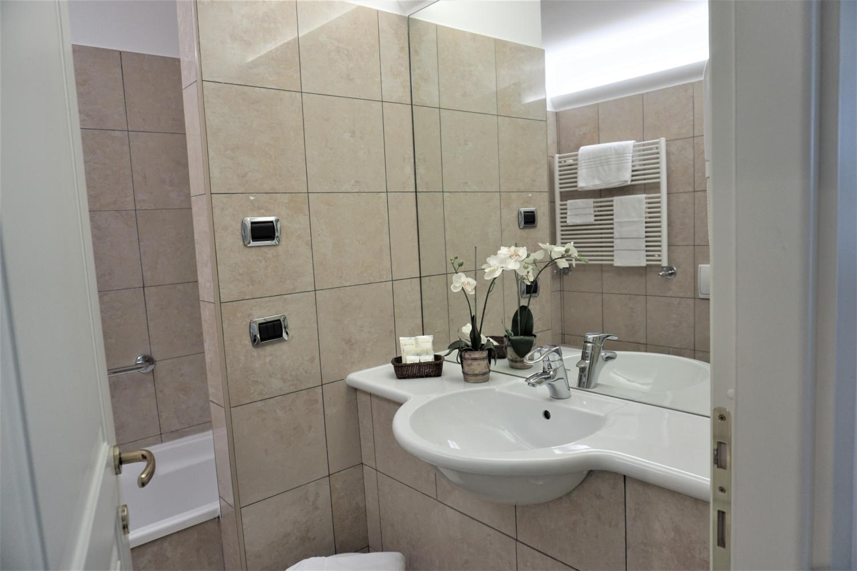 Double Room - Photo 6