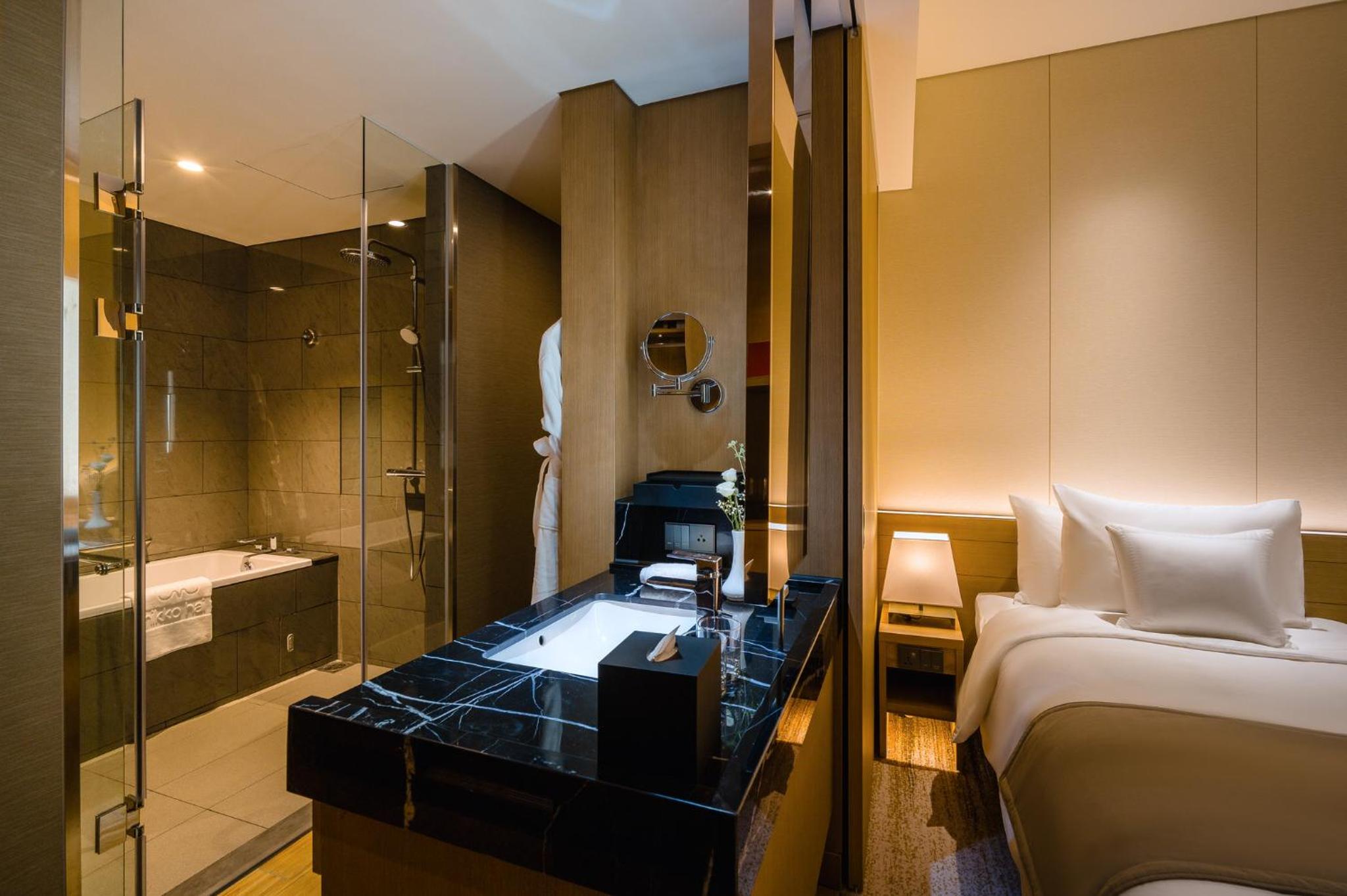 Deluxe King Room - Photo 5