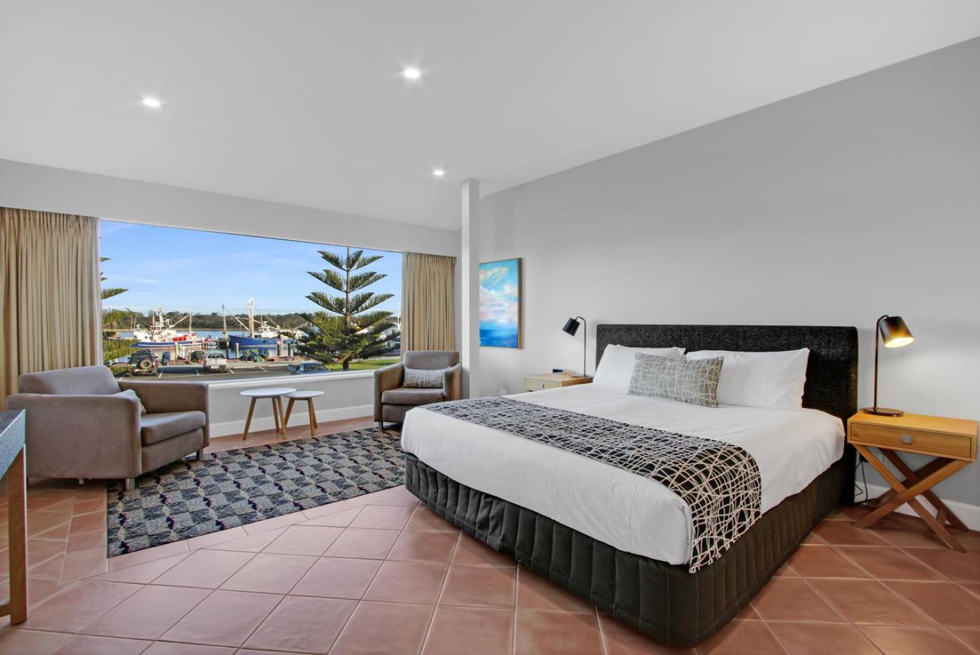Suite with Lake View - Photo 1