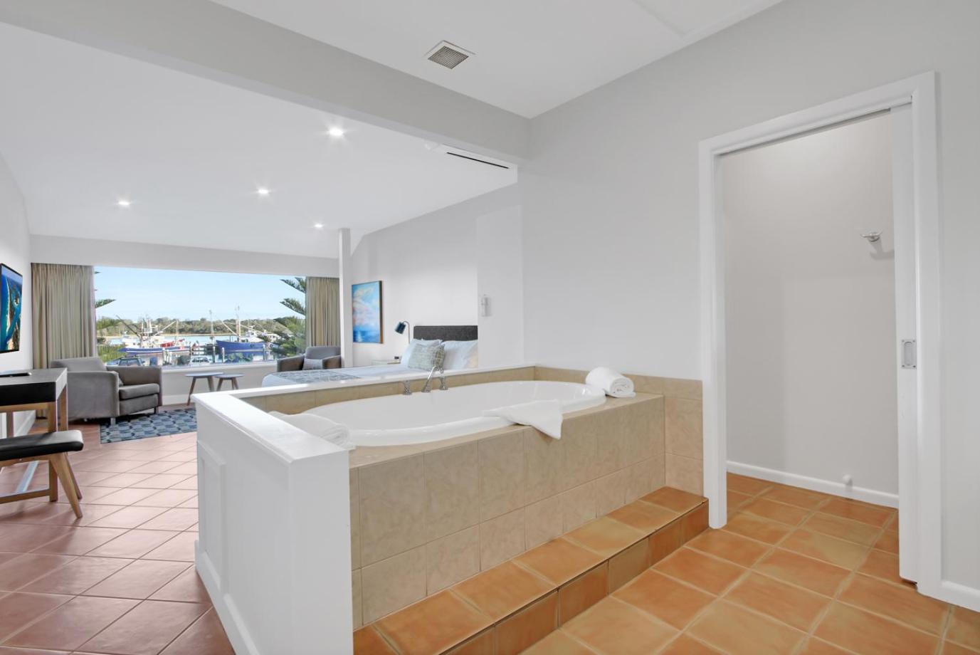 Suite with Lake View - Photo 4