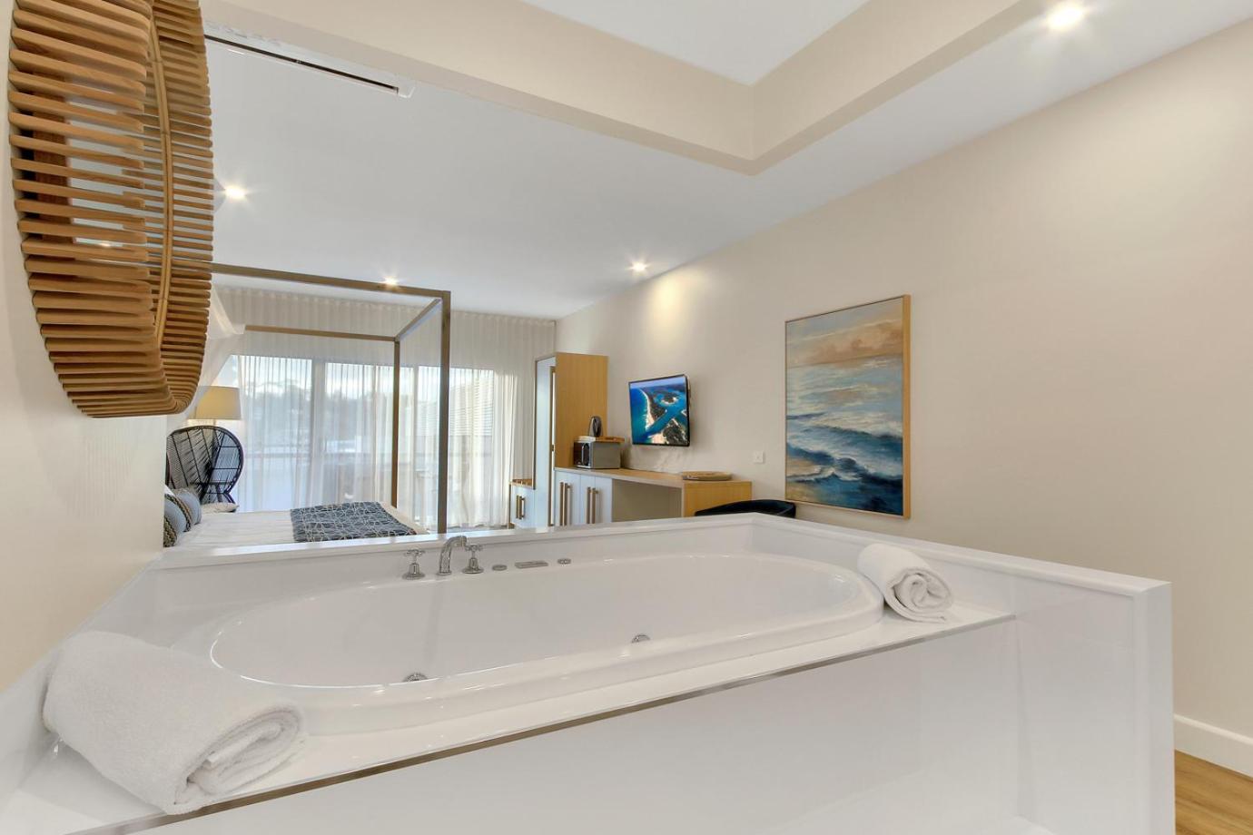 Honeymoon Suite photo 2