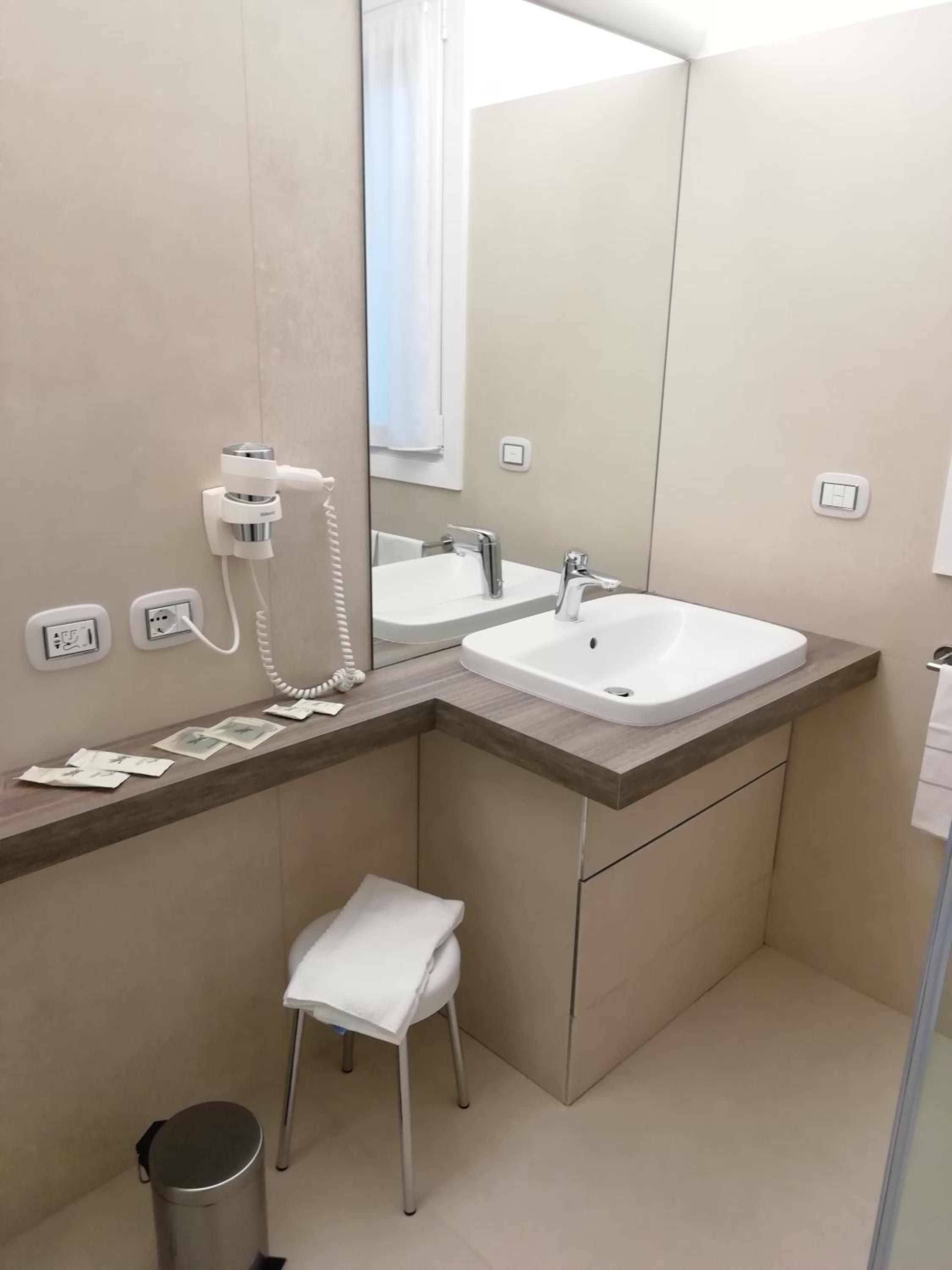 Double Room - Photo 8