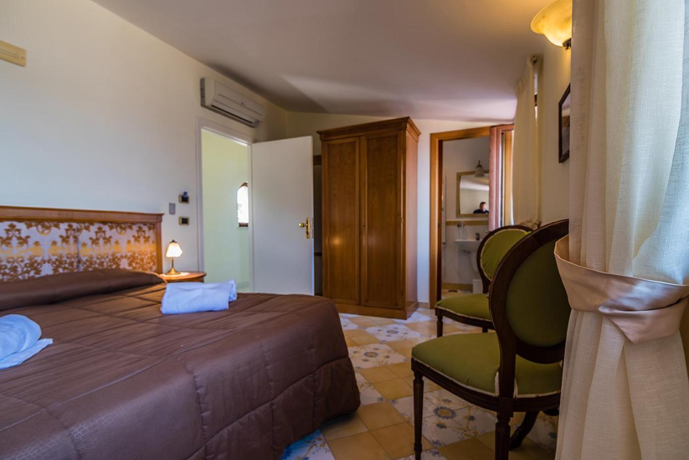 Double Room with Sea View - Photo 4