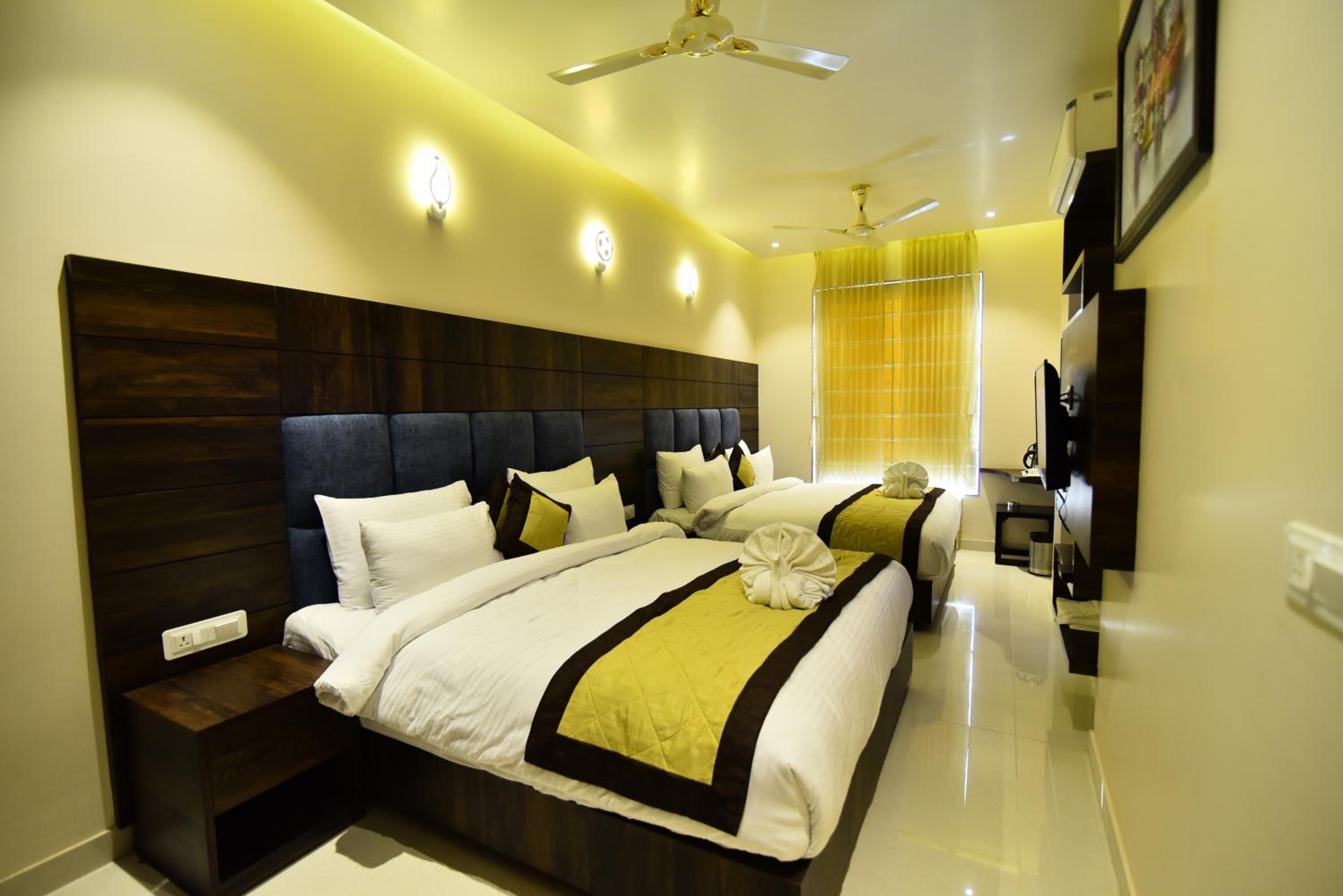 Deluxe Family Suite - Photo 4