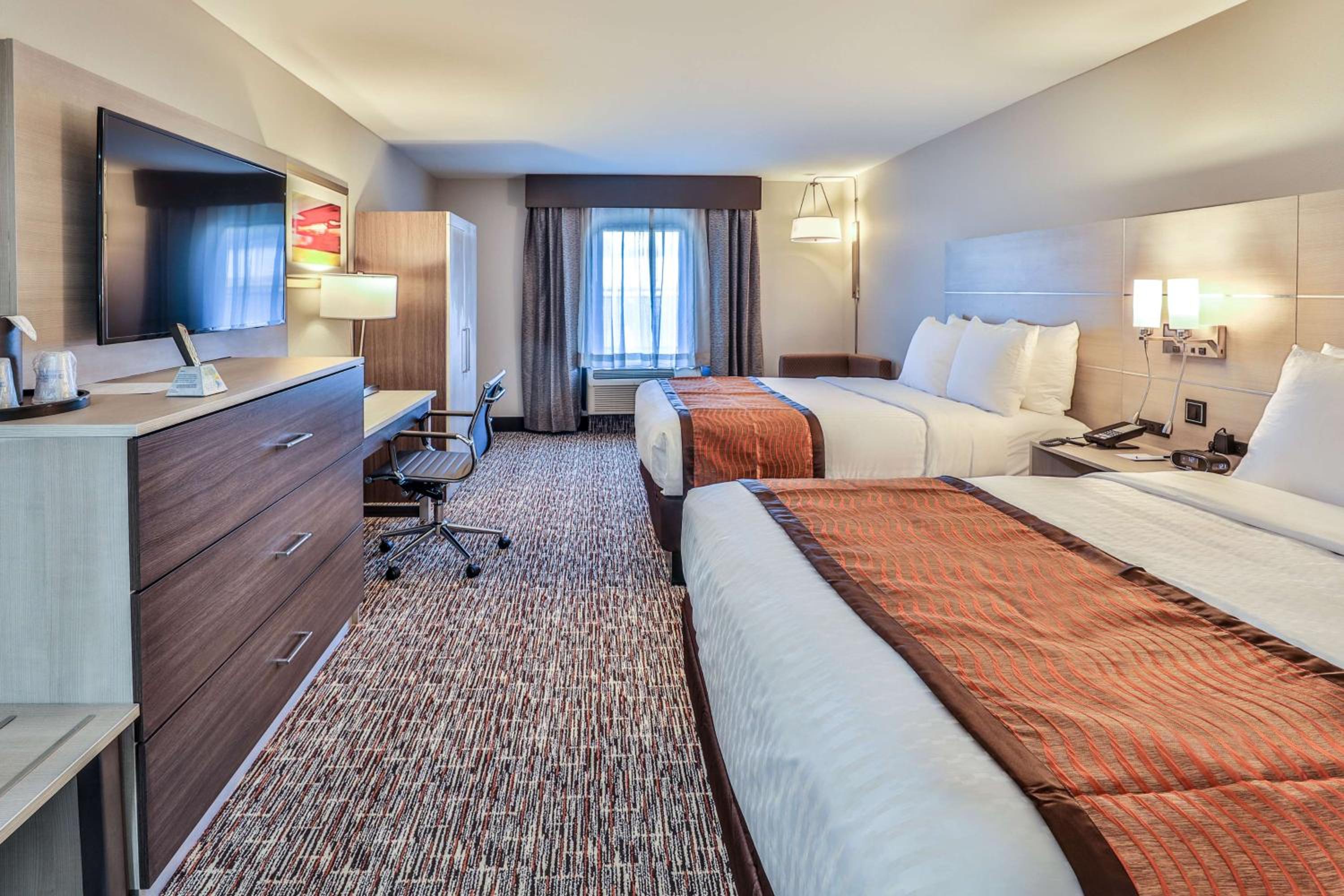 Queen Room with Two Queen Beds - Photo 2