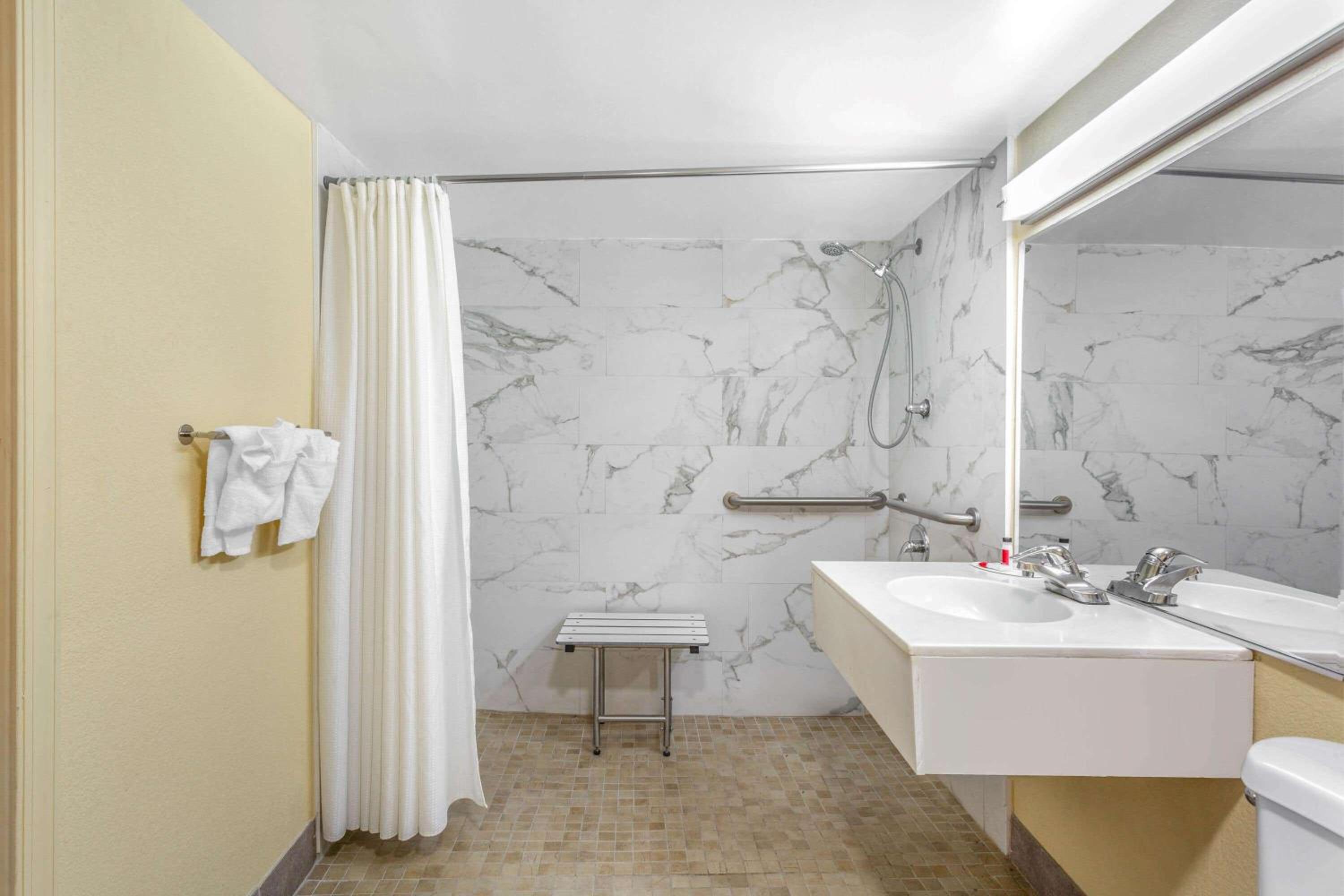 King Room With Roll-In Shower - Mobility Access/Non-Smoking
