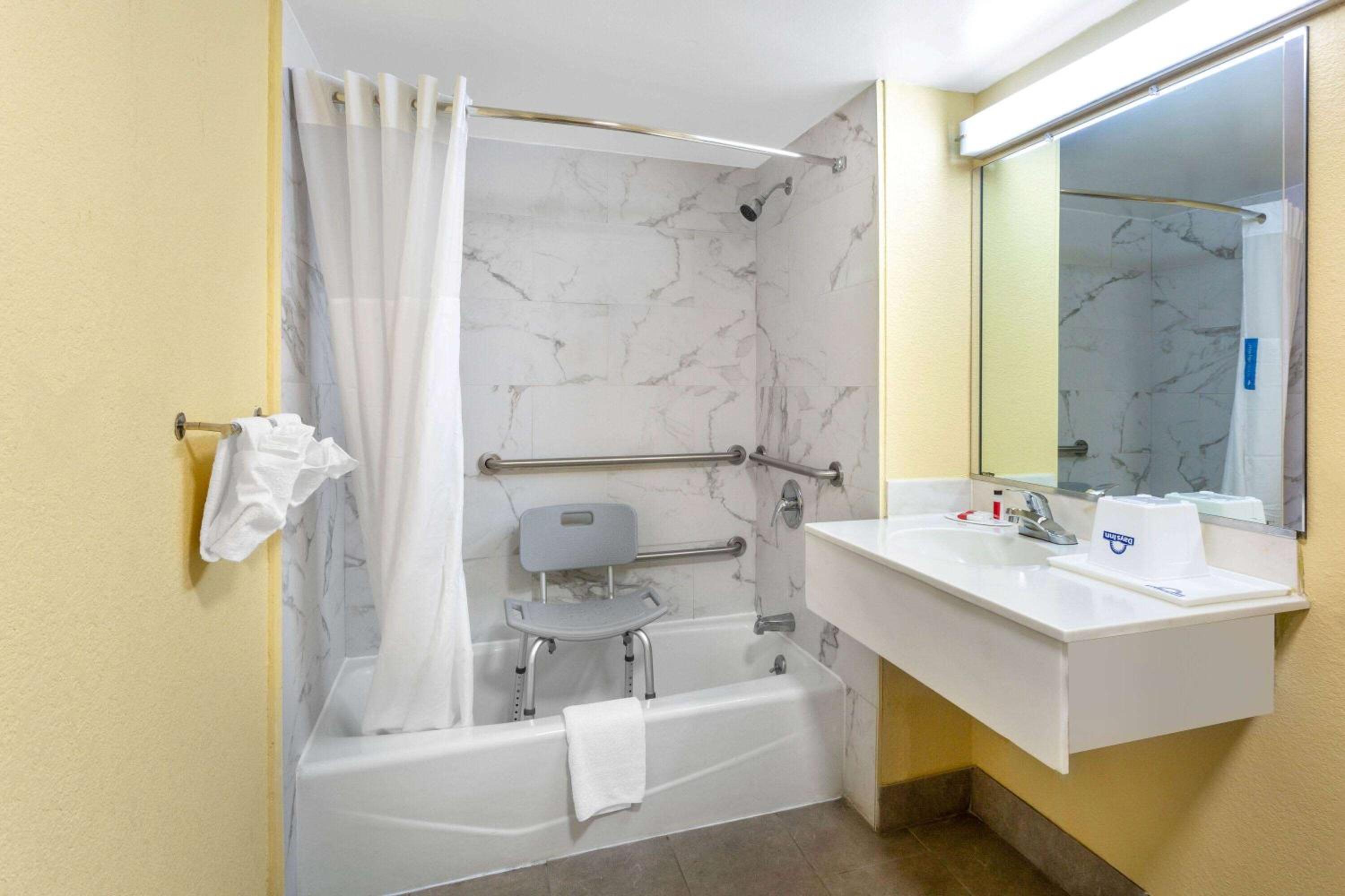 King Room - Disability Access/Non-Smoking photo 2