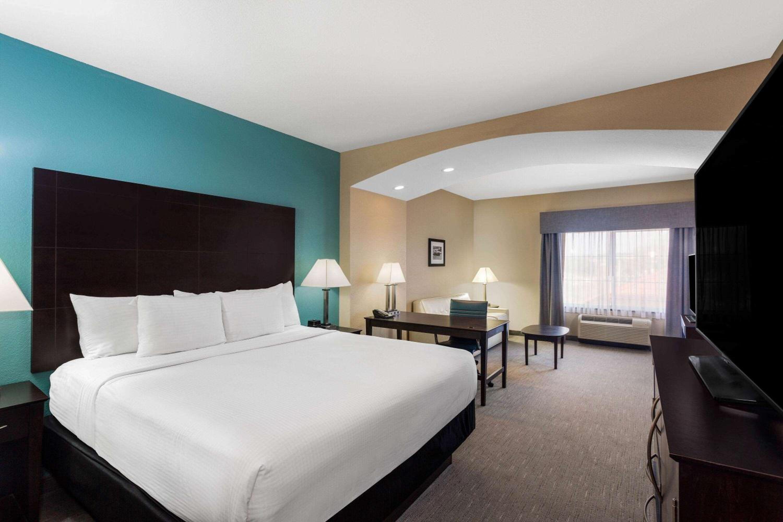 Deluxe King Room with Mobility/Hearing Impaired Access - Non-Smoking photo 1