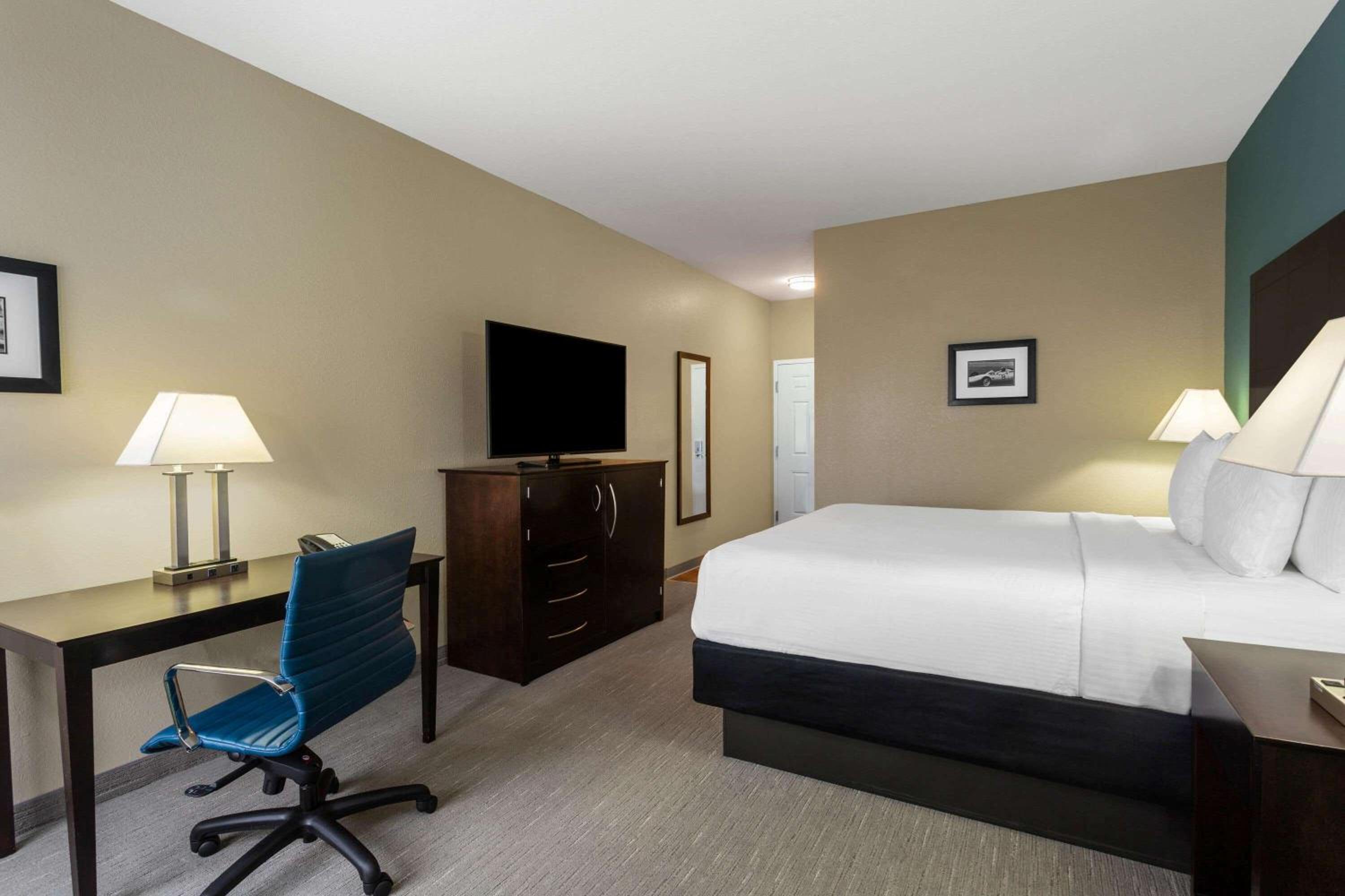 King Room with Roll-in Shower - Mobility Access/Non-Smoking photo 1