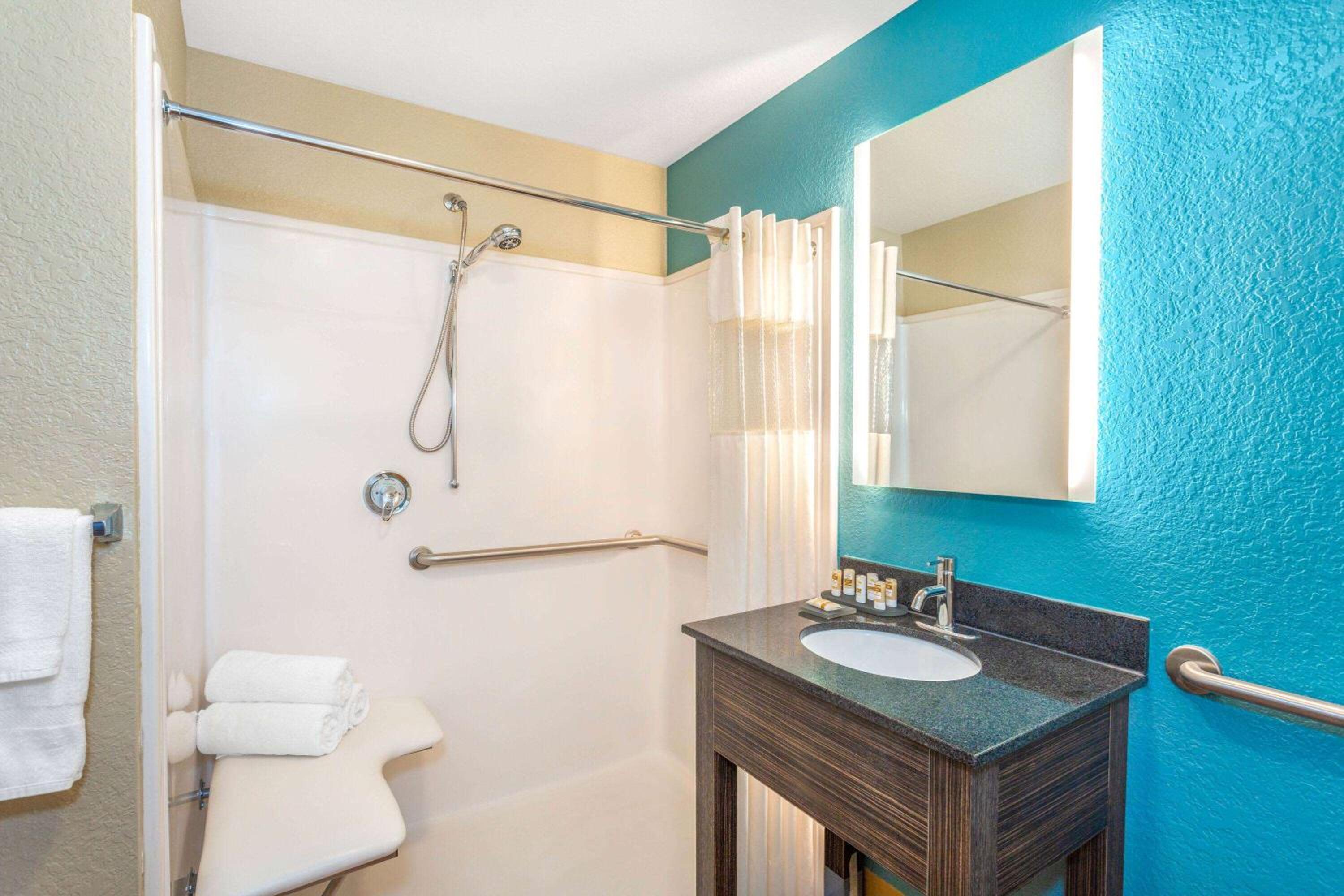 Queen Room with Two Queen Beds and Mobility/Hearing Access - Non-Smoking photo 2