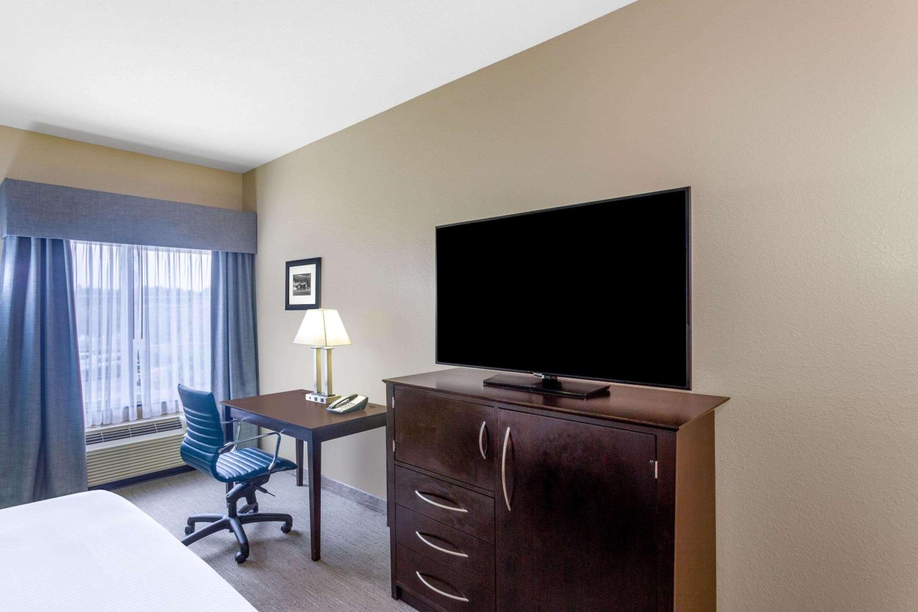 Queen Room with Two Queen Beds and Mobility/Hearing Access - Non-Smoking photo 3