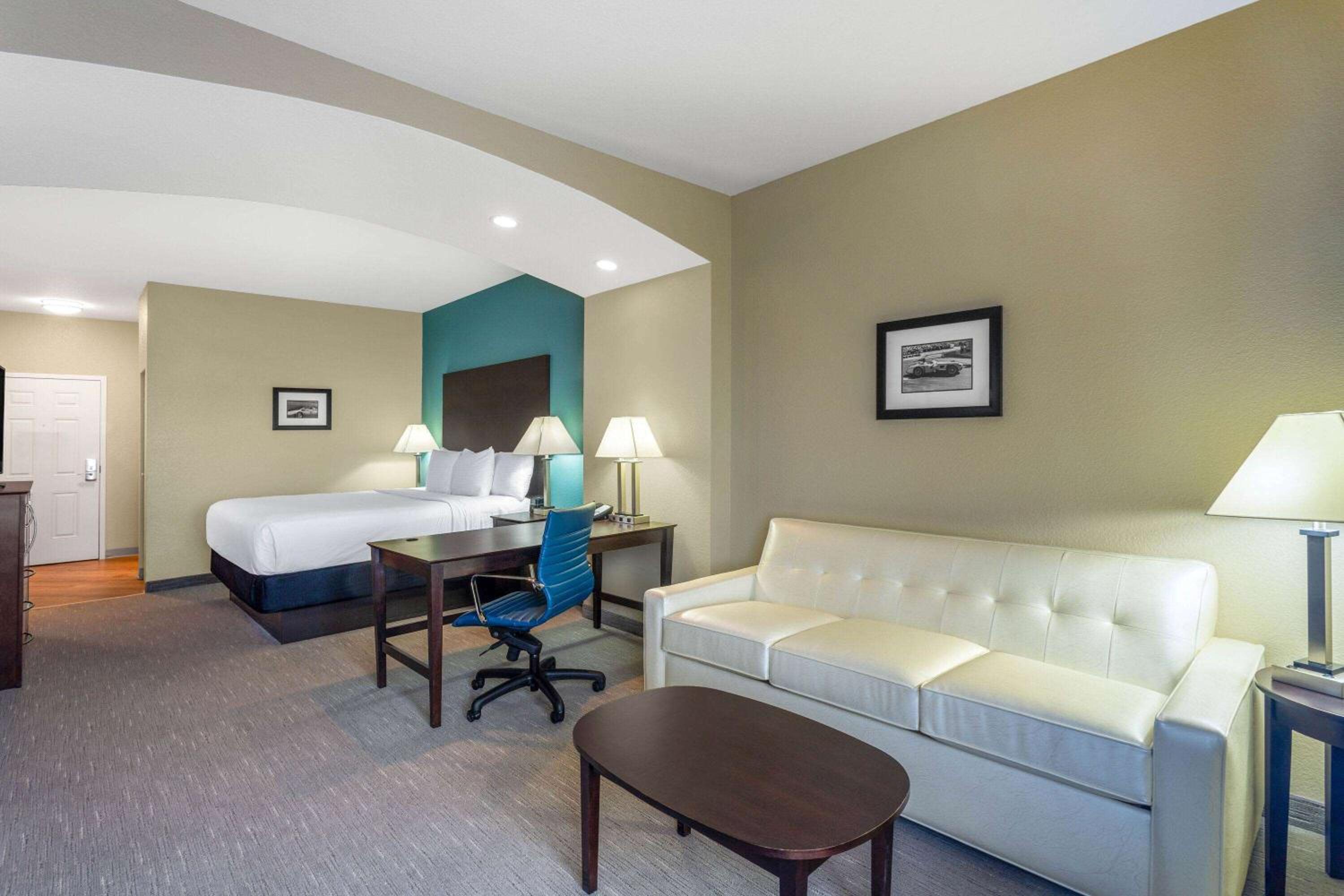 Deluxe King Room - Non-Smoking photo 2