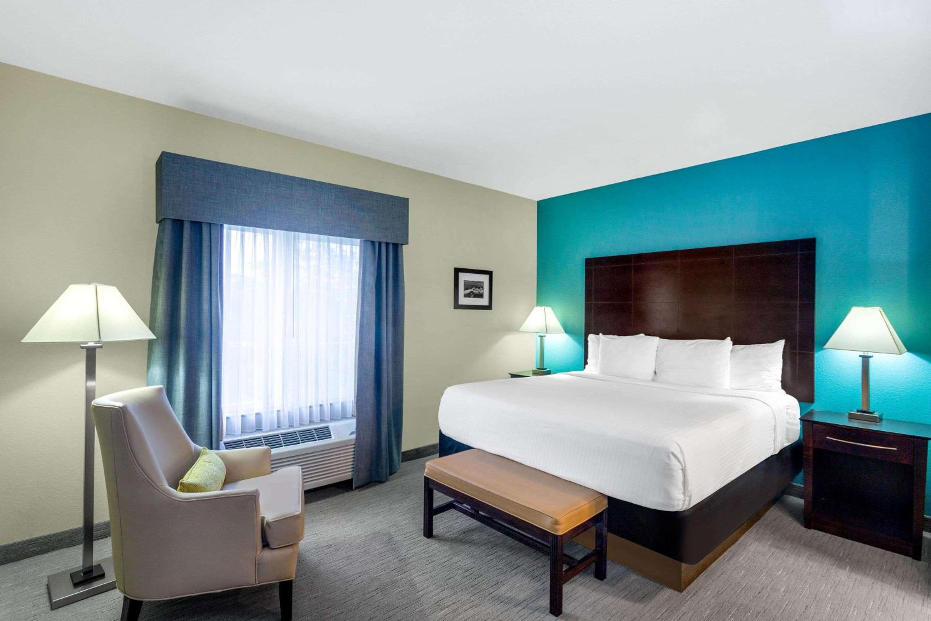 Deluxe King Room with Mobility/Hearing Impaired Access - Non-Smoking photo 3