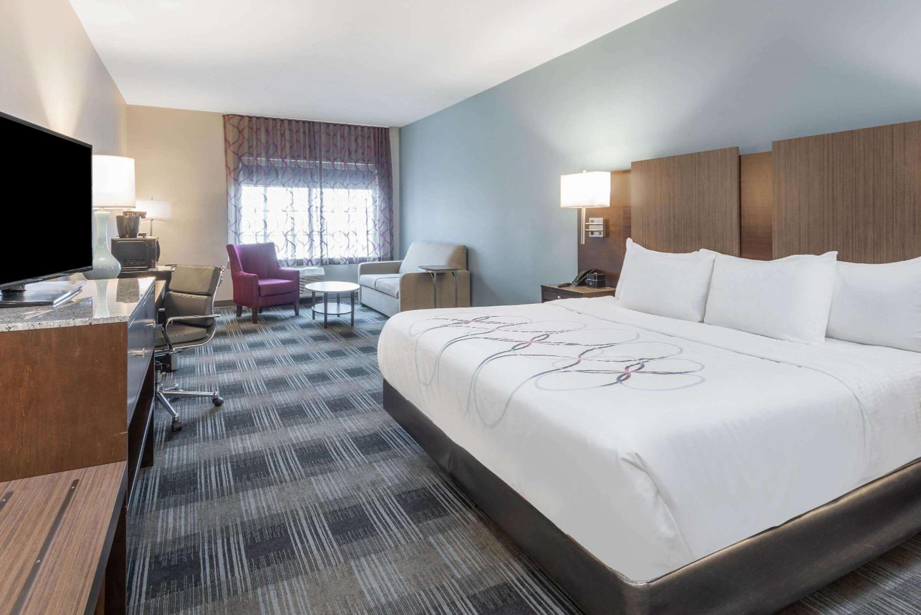 Deluxe King Room with Bathtub with Grab Bars - Mobility Accessible/Non-Smoking - Photo 1
