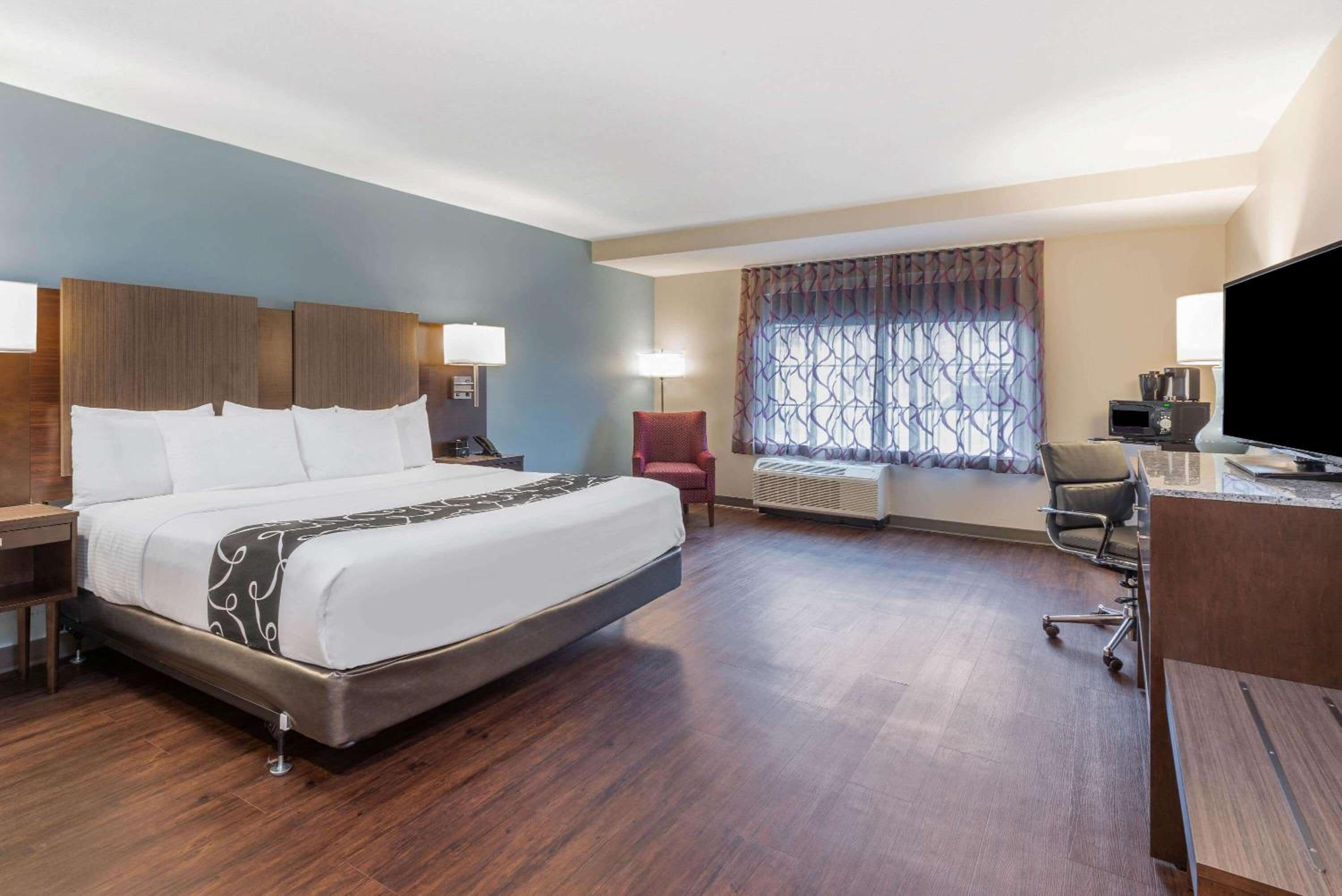 King Room with Roll-in Shower - Mobility Access/Non-Smoking - Photo 1