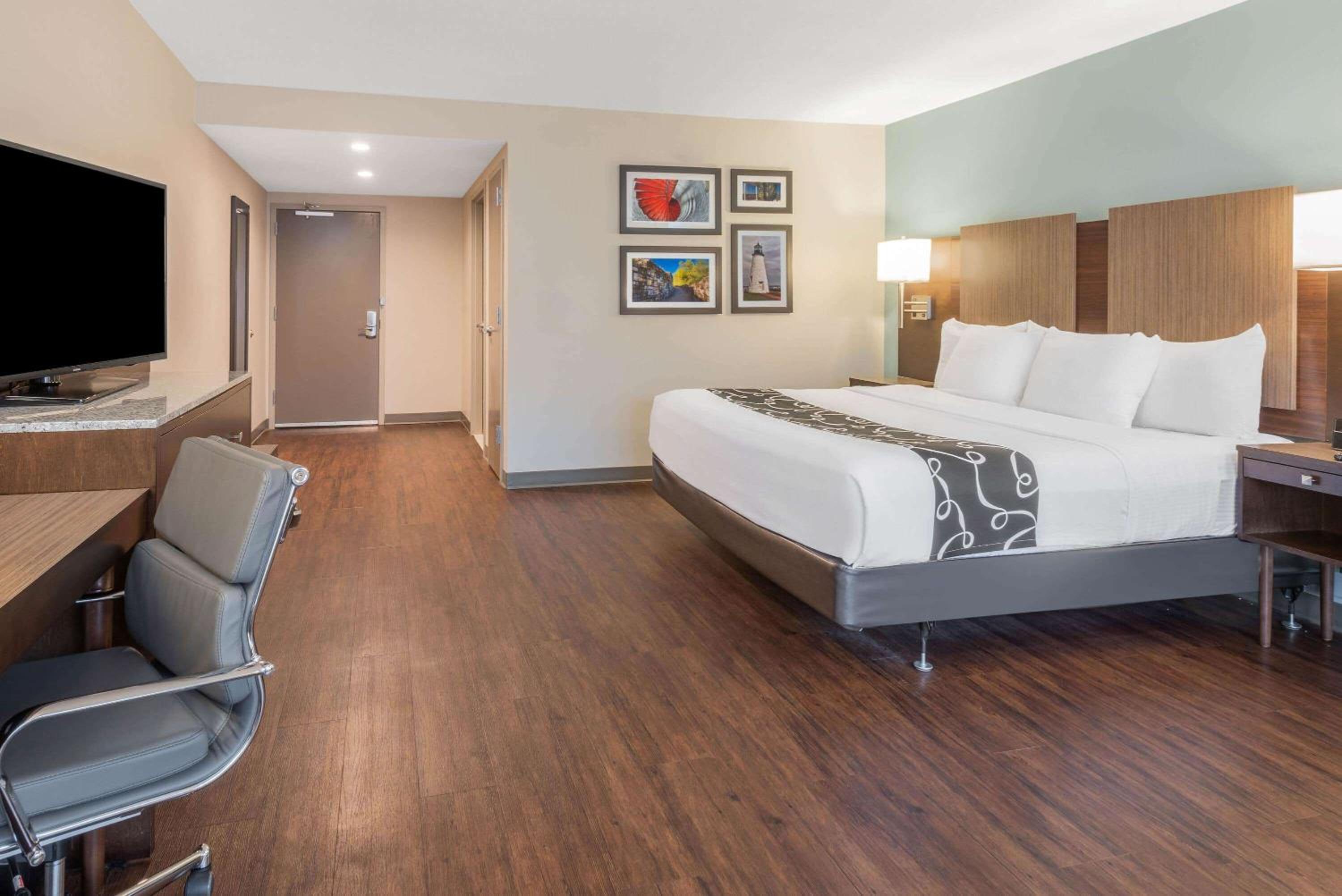 King Room with Roll-in Shower - Mobility Access/Non-Smoking - Photo 2