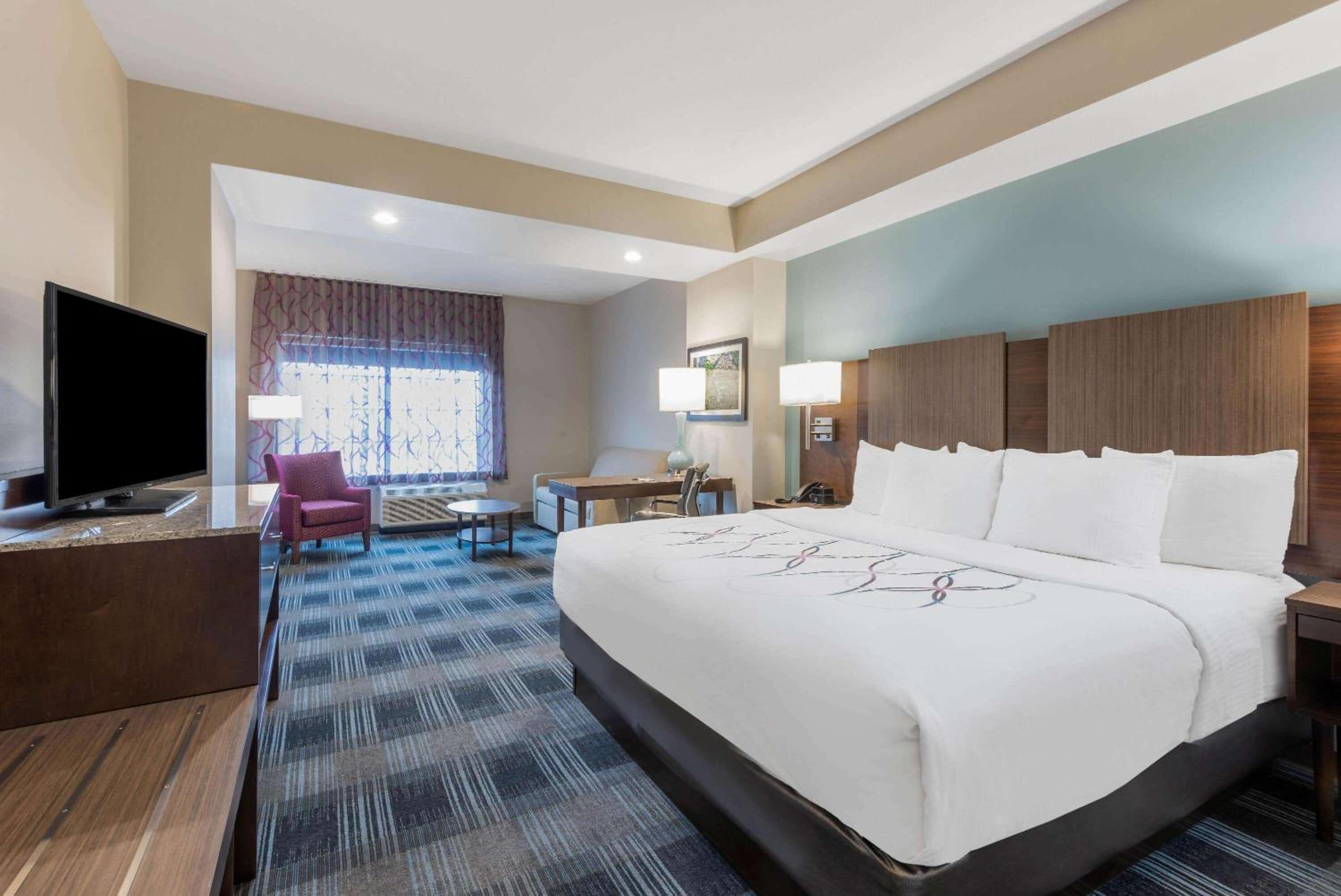 Executive King Room with Sofa Bed - Photo 1