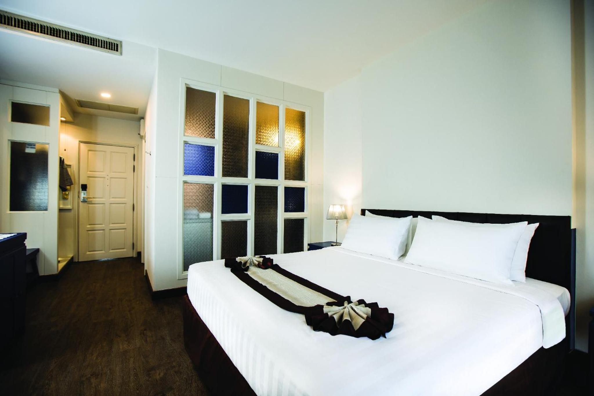 Deluxe King Suite - Photo 7