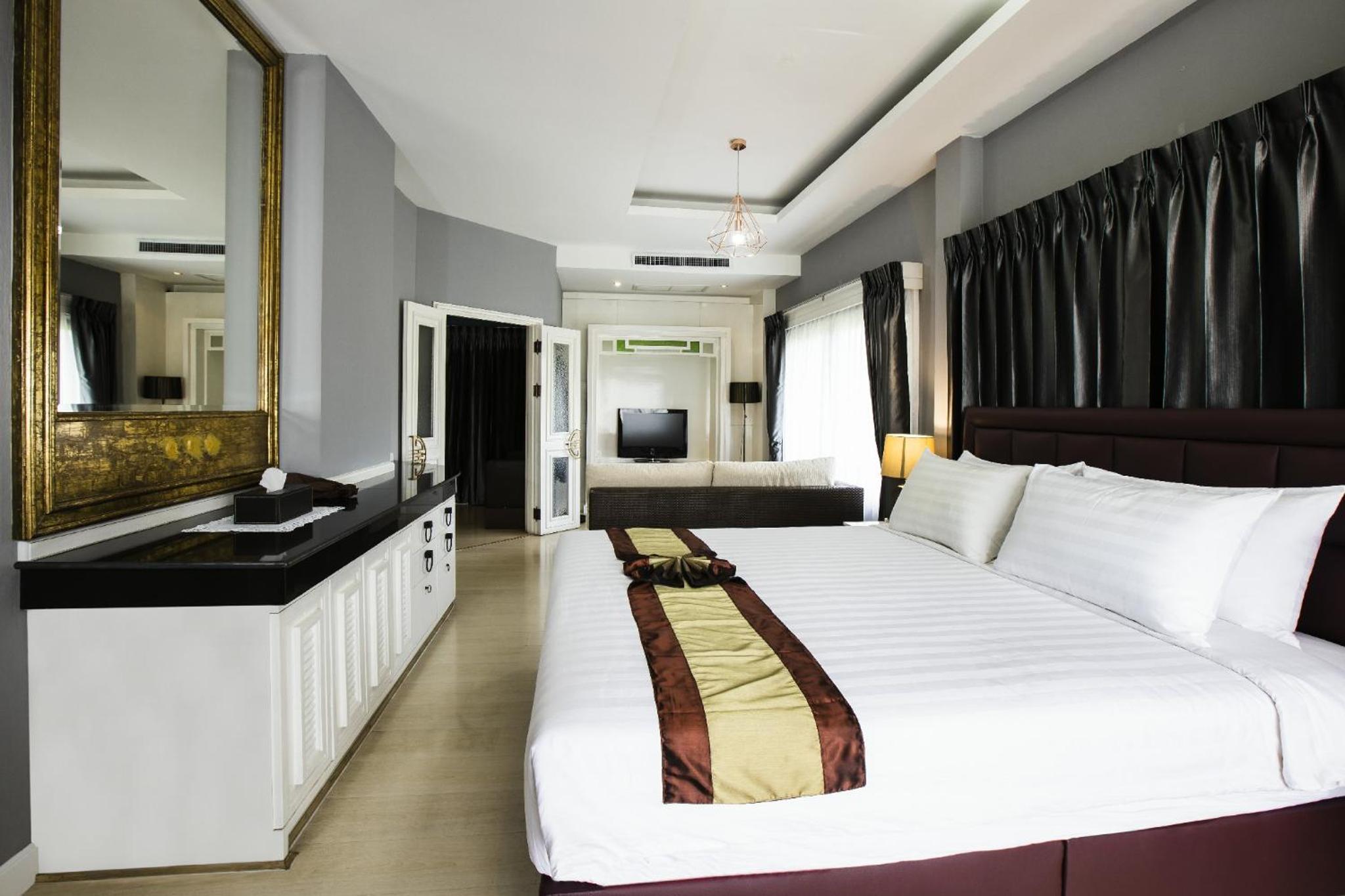 Three-Bedroom Suite - Photo 11
