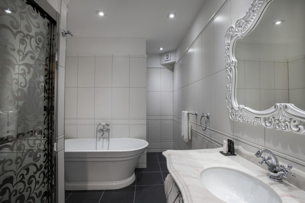 Deluxe King Suite - Photo 4