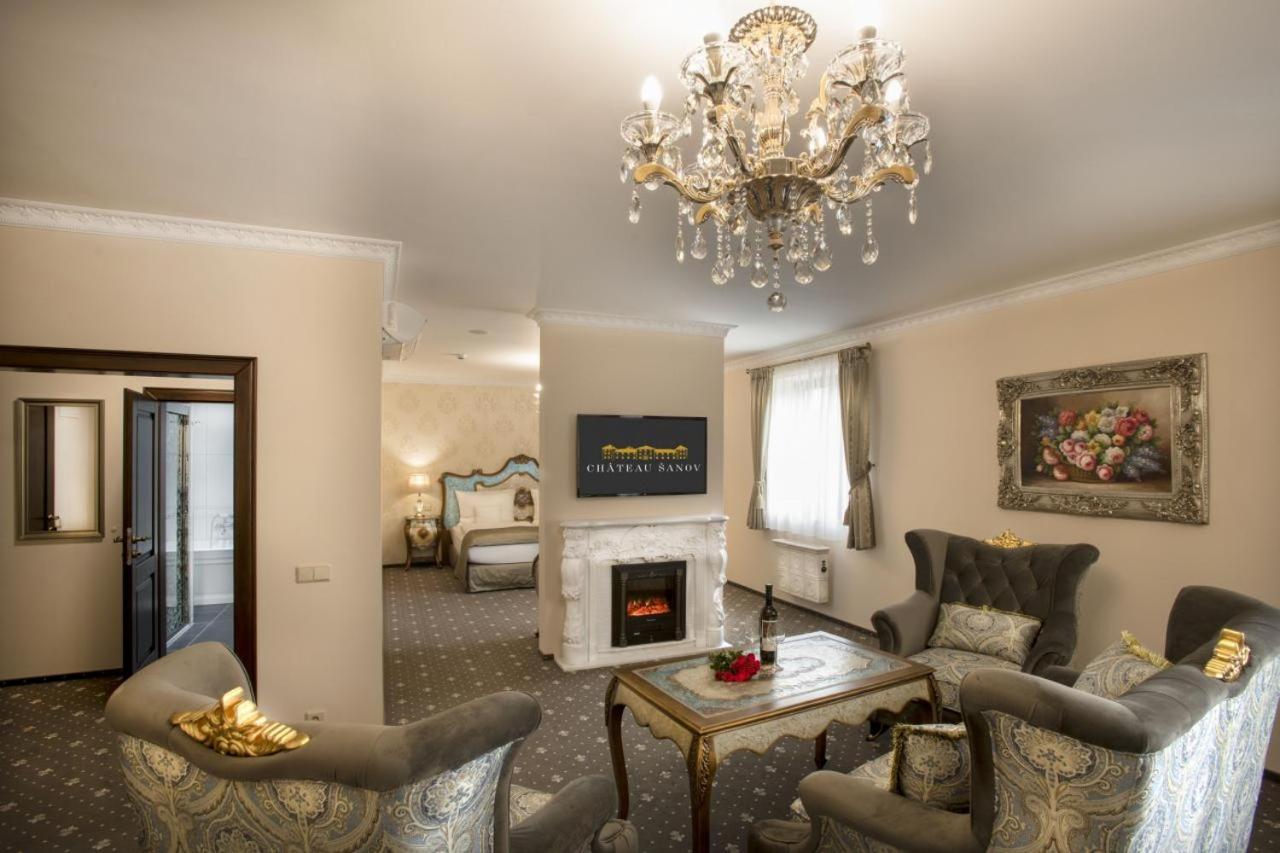 Deluxe King Suite - Photo 2