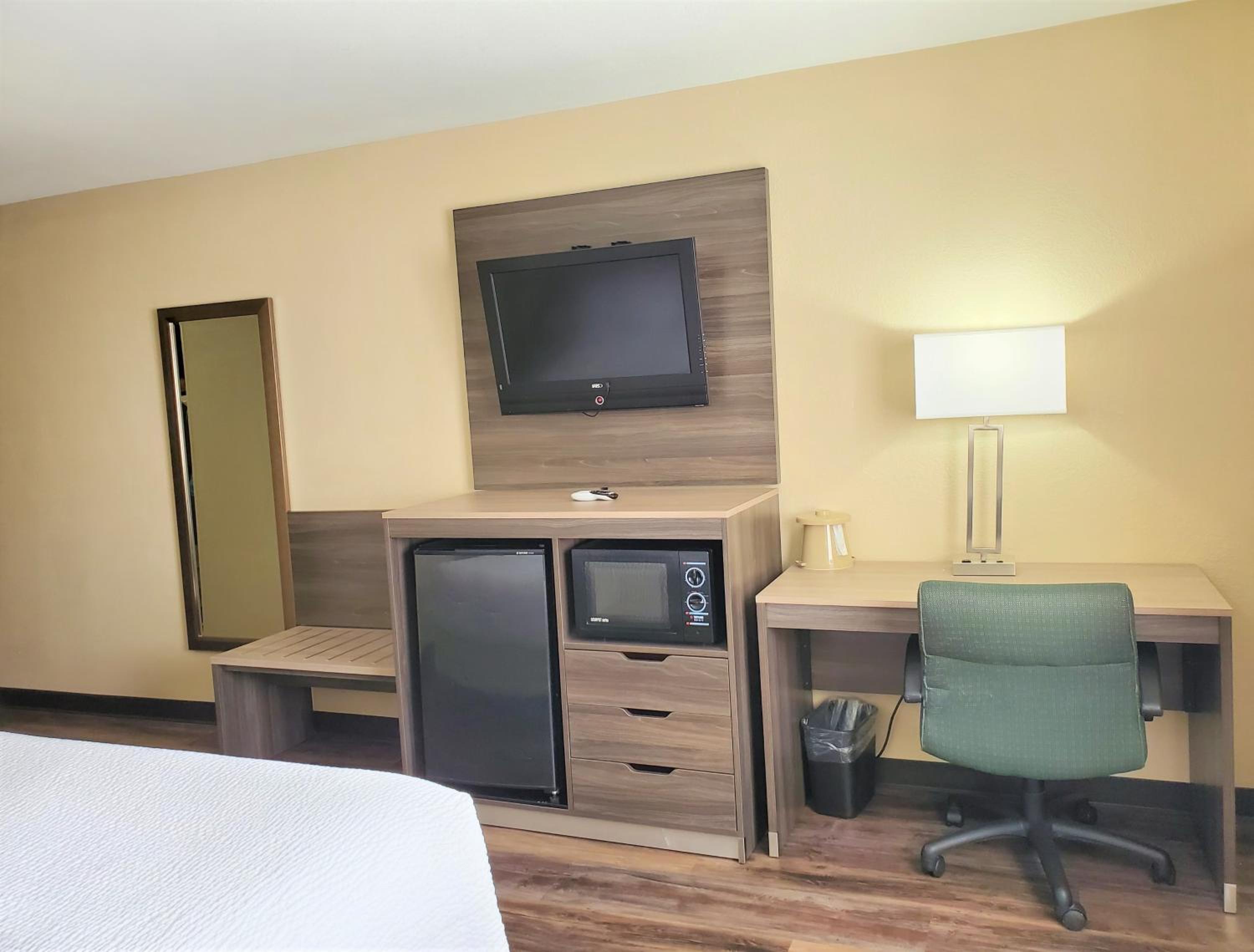 Queen Room with Two Queen Beds - Non-Smoking - Photo 4