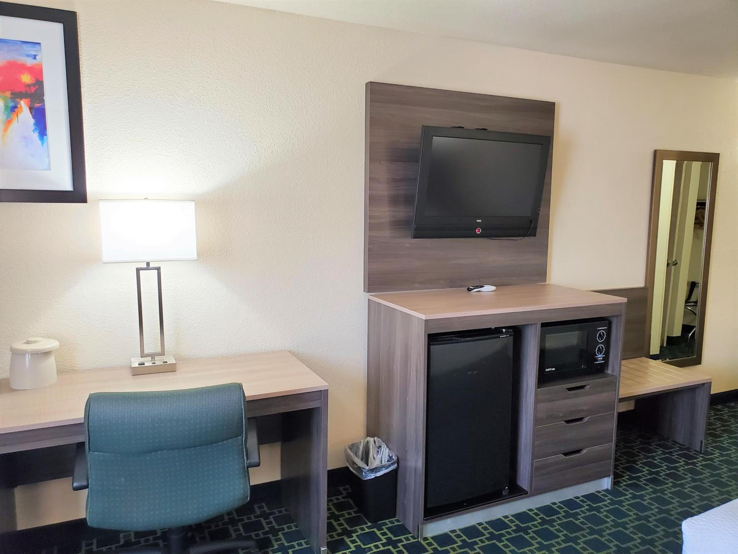 Queen Room with Two Queen Beds - Non-Smoking - Photo 3