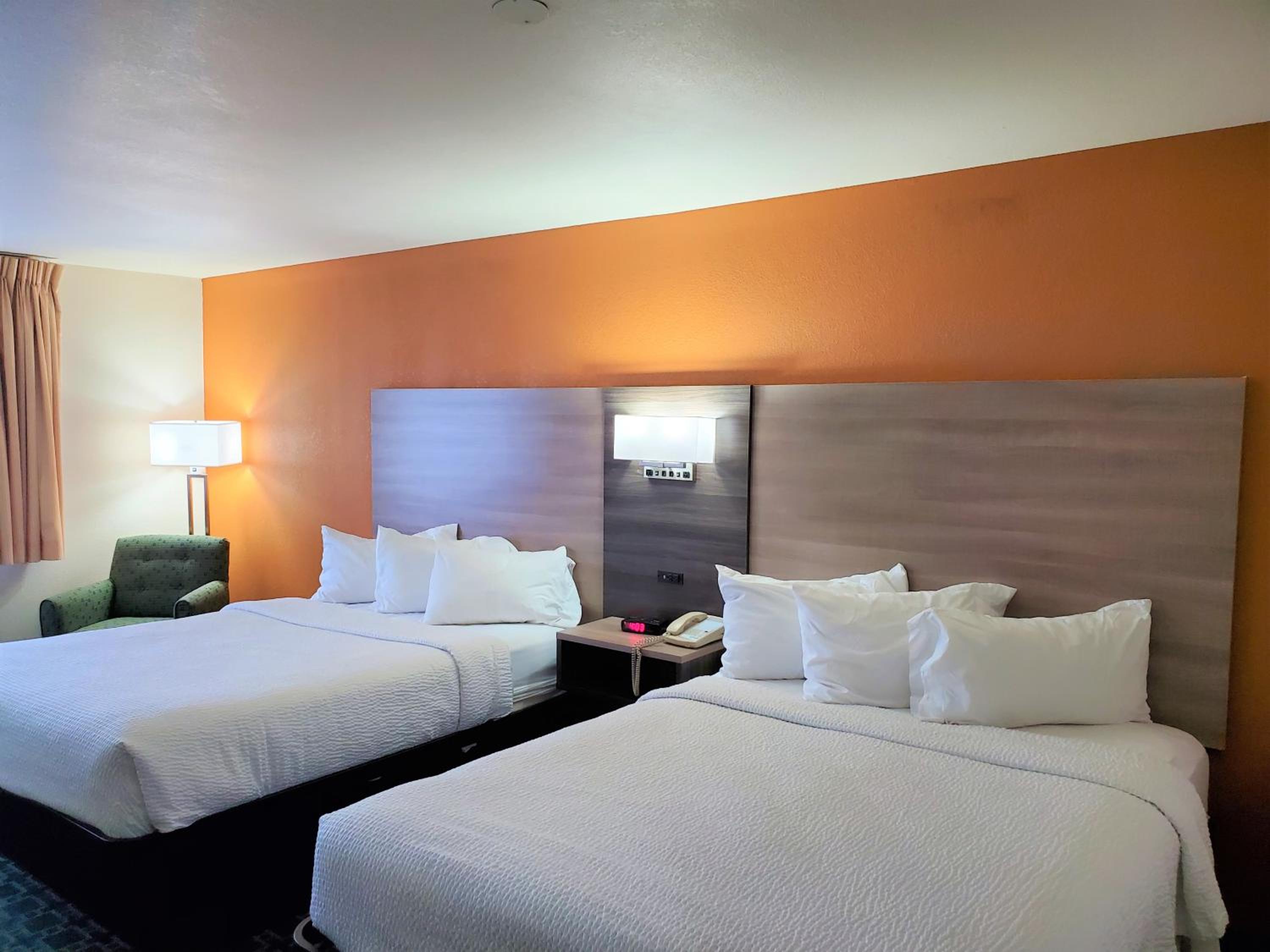 Queen Room with Two Queen Beds - Non-Smoking - Photo 13
