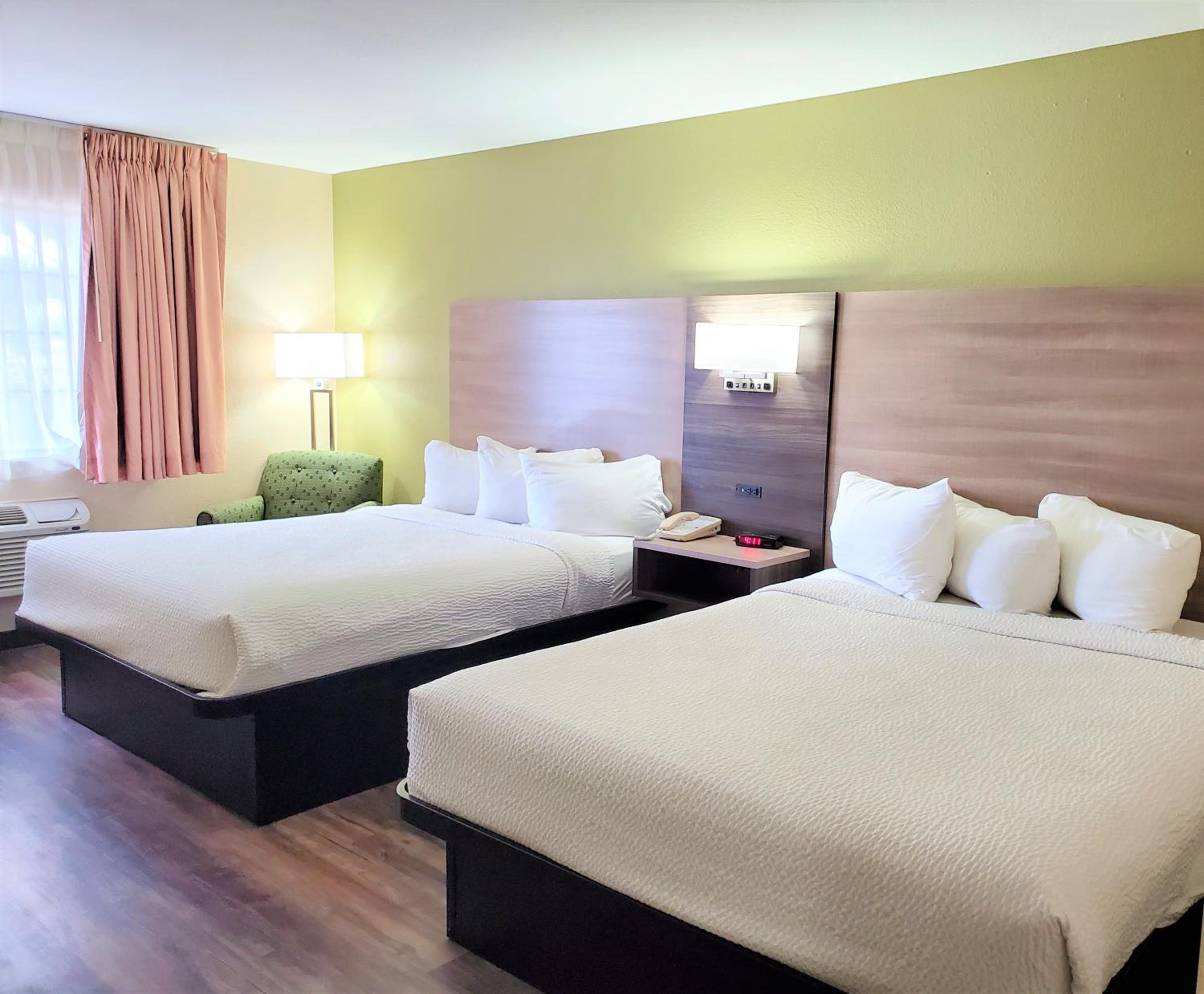 Queen Room with Two Queen Beds - Non-Smoking - Photo 12